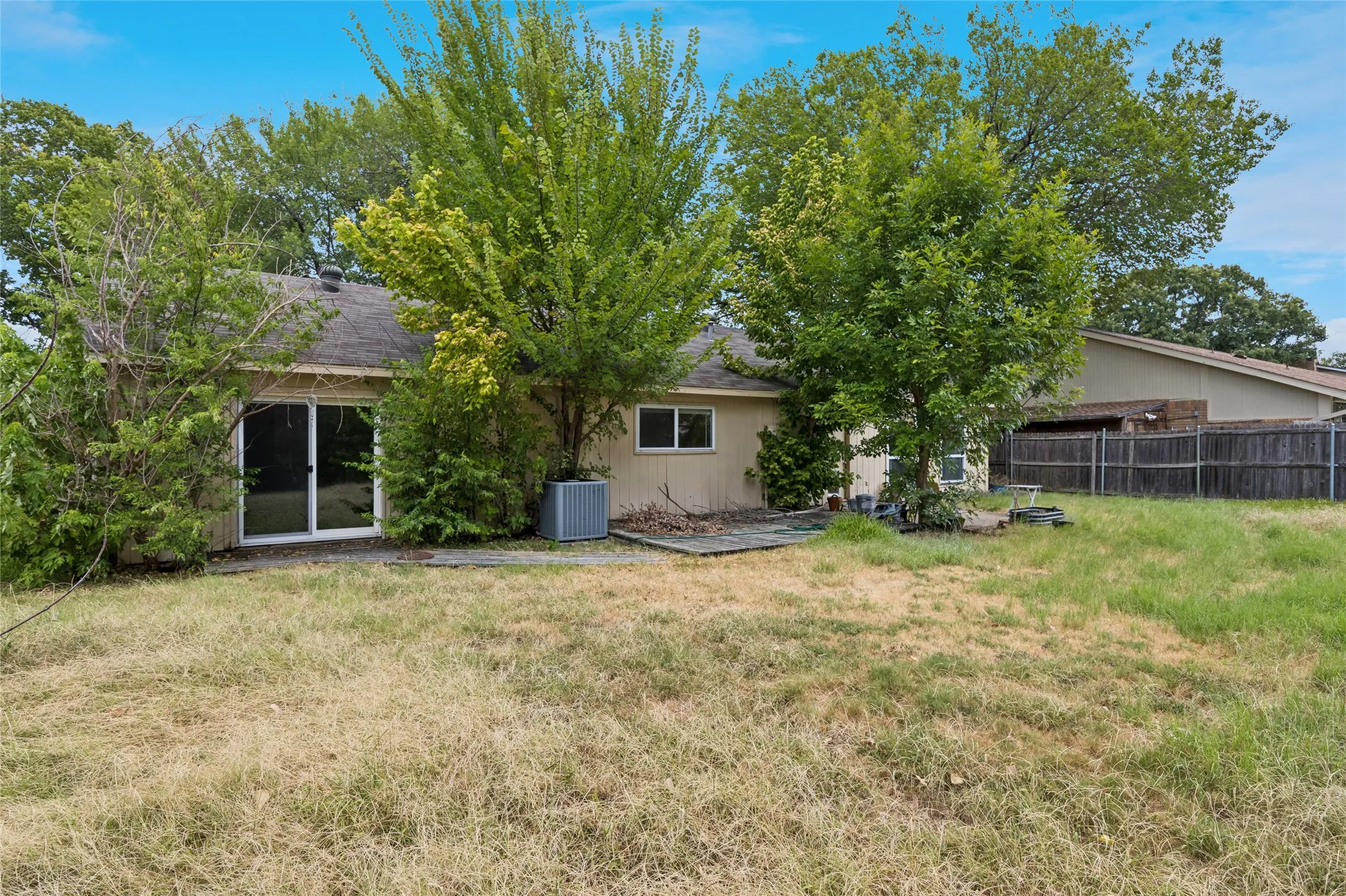 Single Family Residence For Sale in Tarrant County , 1016 Hazelwood Drive, Mansfield, Texas 76063, 3 Bedroom, 2 Bathroom, 2 Garage spaces, 1,797 Sqft, built in 1980, mls#21390321, Real Estate Agent in Mansfield, Homes For Sale in Tarrant county, Homes For Sale in Mansfield, Realtor in Mansfield Texas, Real Estate Brokerage Independent Realty Texas, Luminita Cordes Realtor