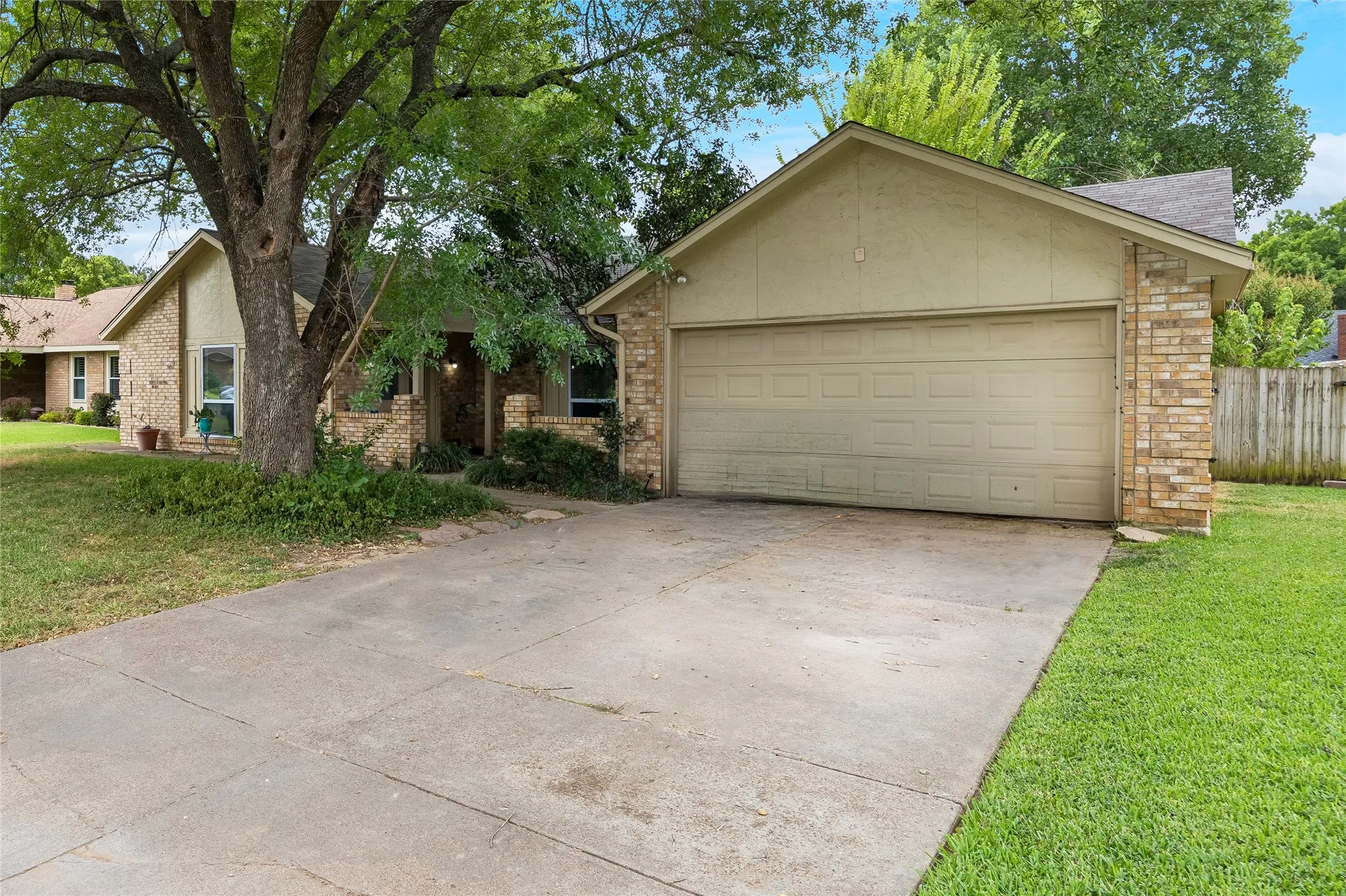 Single Family Residence For Sale in Tarrant County , 1016 Hazelwood Drive, Mansfield, Texas 76063, 3 Bedroom, 2 Bathroom, 2 Garage spaces, 1,797 Sqft, built in 1980, mls#21390321, Real Estate Agent in Mansfield, Homes For Sale in Tarrant county, Homes For Sale in Mansfield, Realtor in Mansfield Texas, Real Estate Brokerage Independent Realty Texas, Luminita Cordes Realtor