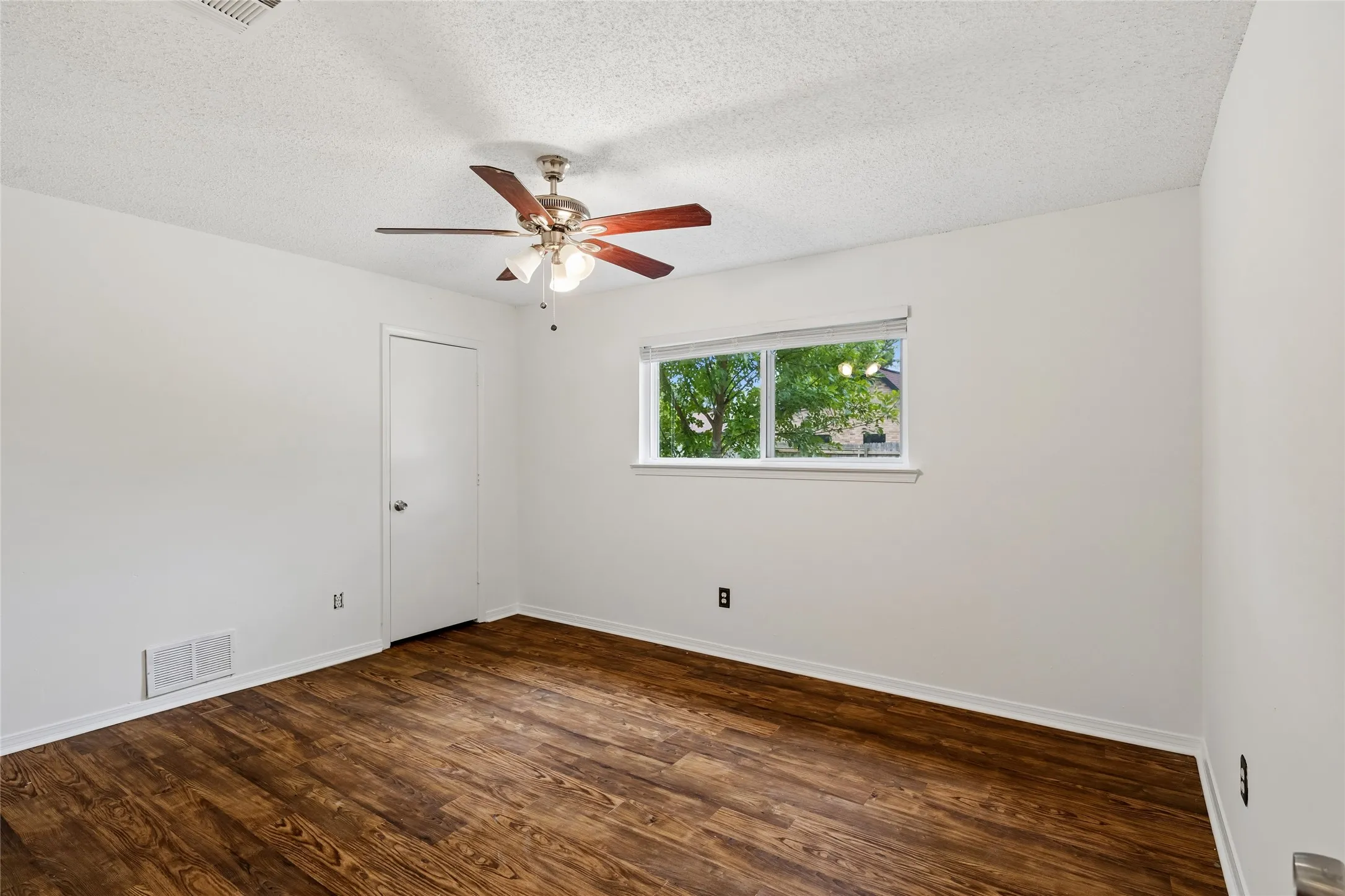 Single Family Residence For Sale in Tarrant County , 1016 Hazelwood Drive, Mansfield, Texas 76063, 3 Bedroom, 2 Bathroom, 2 Garage spaces, 1,797 Sqft, built in 1980, mls#21390321, Real Estate Agent in Mansfield, Homes For Sale in Tarrant county, Homes For Sale in Mansfield, Realtor in Mansfield Texas, Real Estate Brokerage Independent Realty Texas, Luminita Cordes Realtor