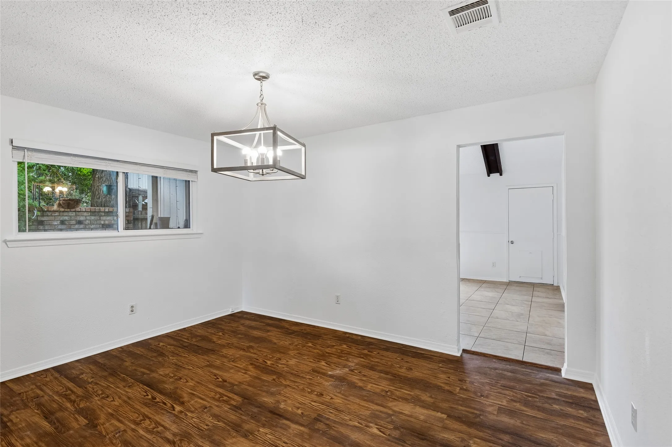 Single Family Residence For Sale in Tarrant County , 1016 Hazelwood Drive, Mansfield, Texas 76063, 3 Bedroom, 2 Bathroom, 2 Garage spaces, 1,797 Sqft, built in 1980, mls#21390321, Real Estate Agent in Mansfield, Homes For Sale in Tarrant county, Homes For Sale in Mansfield, Realtor in Mansfield Texas, Real Estate Brokerage Independent Realty Texas, Luminita Cordes Realtor