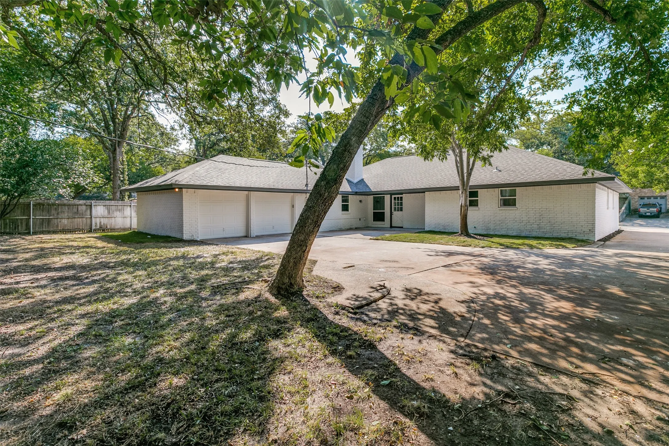 Single Family Residence For Sale in Tarrant County , 3515 Sheffield Drive, Arlington, Texas 76013, 4 Bedroom, 3 Bathroom, 2 Garage spaces, 2,399 Sqft, built in 1968, mls#21390399, Real Estate Agent in Arlington, Homes For Sale in Tarrant county, Homes For Sale in Arlington, Realtor in Arlington Texas, Real Estate Brokerage Independent Realty Texas, Luminita Cordes Realtor