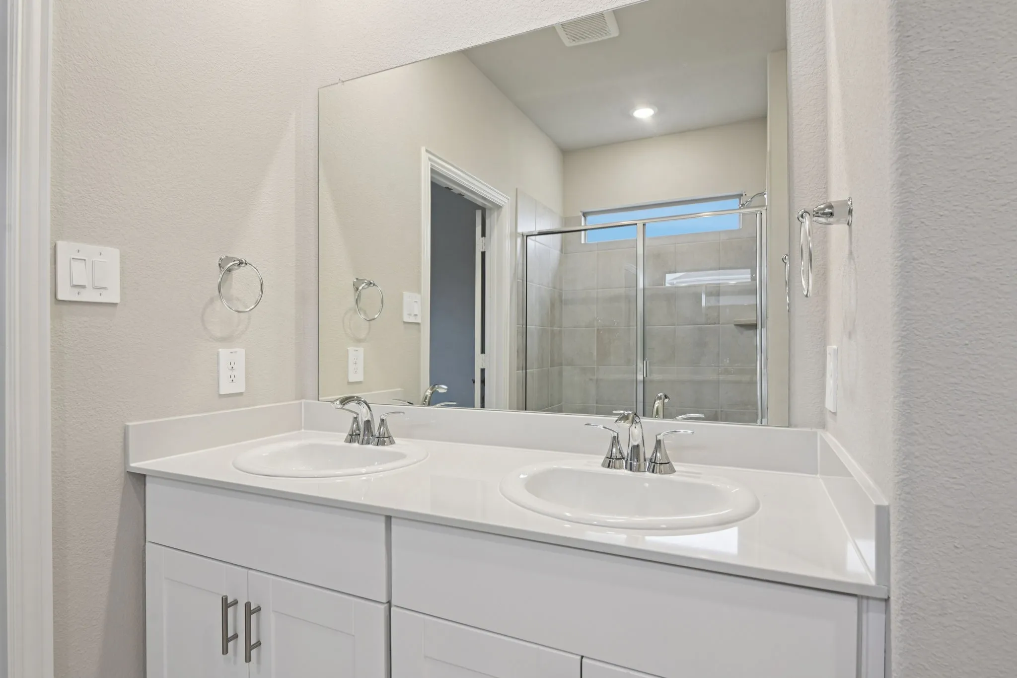  Photo is not of the actual home, but is an inspirational photo of builder’s model home and may depict options, furnishings, and/or decorator features that are not included.
