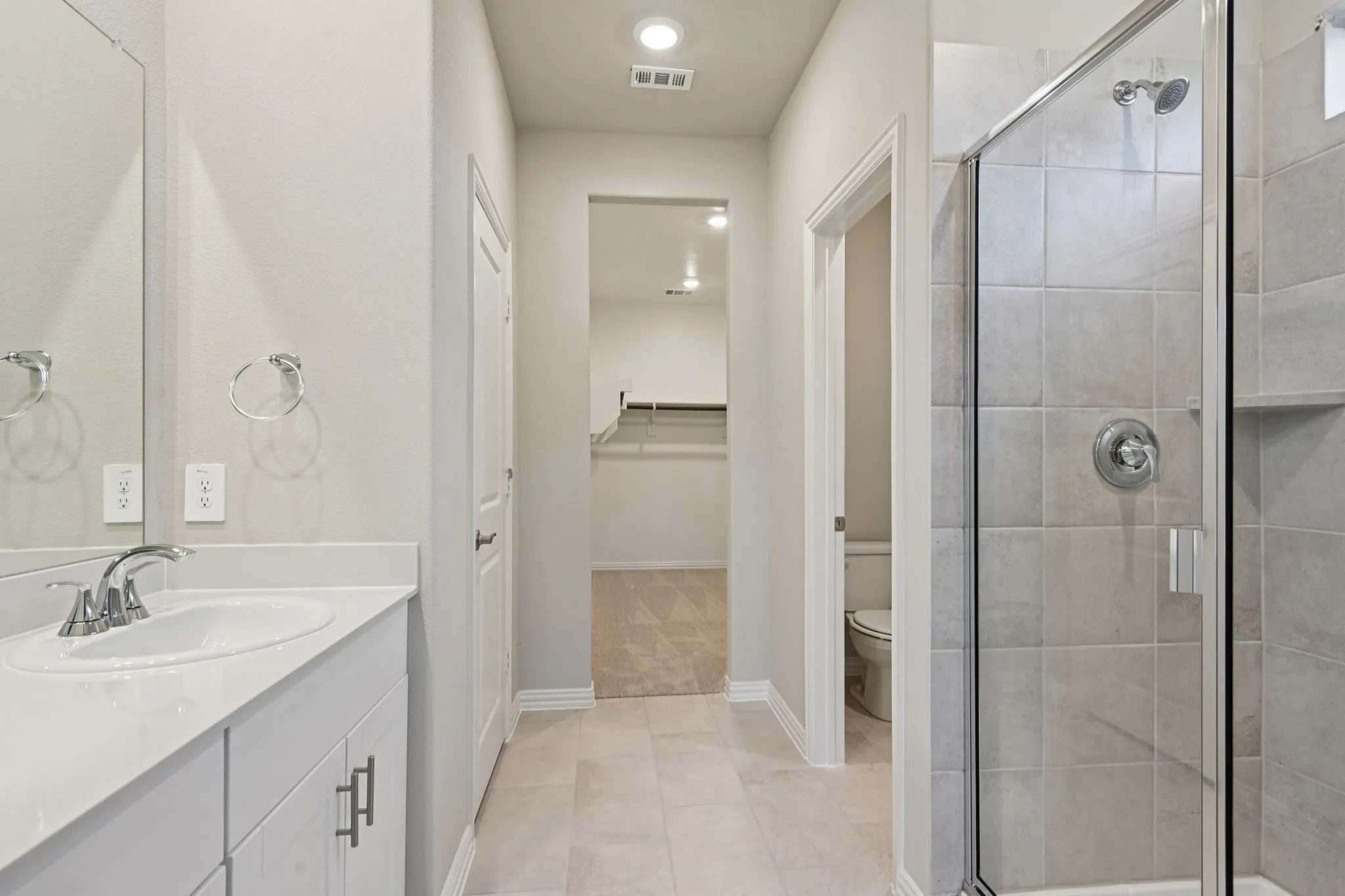  Photo is not of the actual home, but is an inspirational photo of builder’s model home and may depict options, furnishings, and/or decorator features that are not included.
