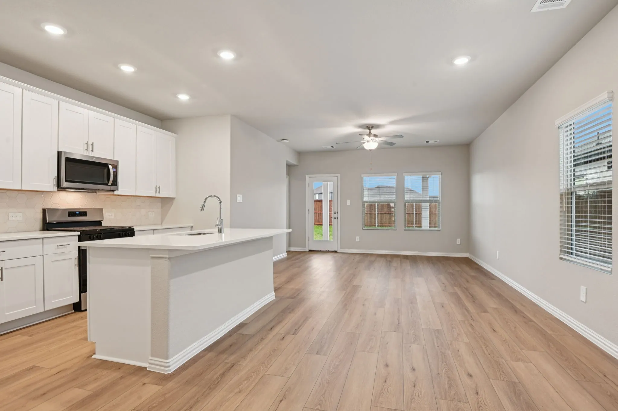  Photo is not of the actual home, but is an inspirational photo of builder’s model home and may depict options, furnishings, and/or decorator features that are not included.

