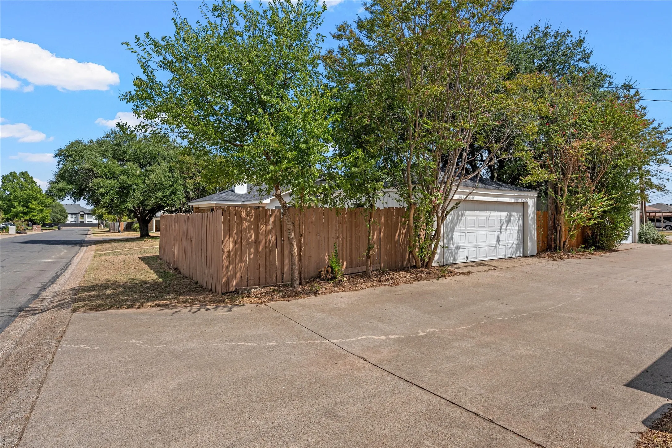 Single Family Residence For Sale in Mc Lennan County , 1301 Chapel Creek Road, Waco, Texas 76712, 3 Bedroom, 2 Bathroom, 2 Garage spaces, 1,368 Sqft, built in 1983, mls#21389869, Real Estate Agent in Waco, Homes For Sale in Mc Lennan county, Homes For Sale in Waco, Realtor in Waco Texas, Real Estate Brokerage Independent Realty Texas, Luminita Cordes Realtor