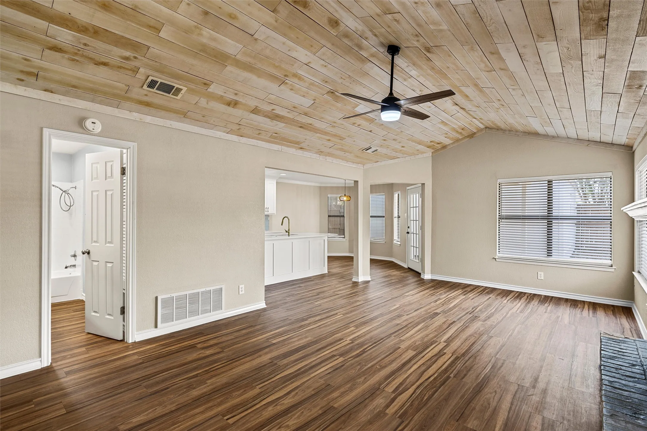 Single Family Residence For Sale in Mc Lennan County , 1301 Chapel Creek Road, Waco, Texas 76712, 3 Bedroom, 2 Bathroom, 2 Garage spaces, 1,368 Sqft, built in 1983, mls#21389869, Real Estate Agent in Waco, Homes For Sale in Mc Lennan county, Homes For Sale in Waco, Realtor in Waco Texas, Real Estate Brokerage Independent Realty Texas, Luminita Cordes Realtor