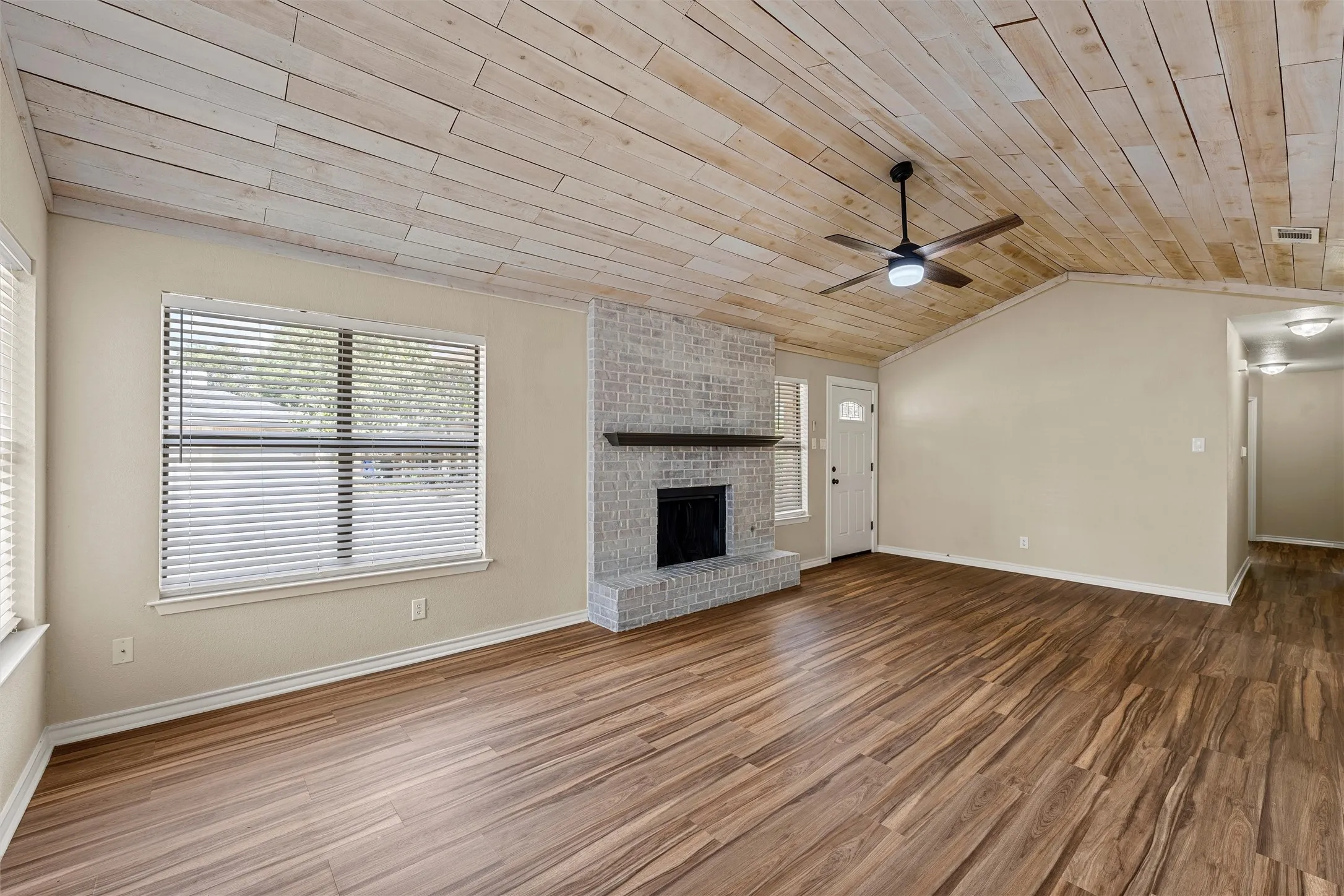 Single Family Residence For Sale in Mc Lennan County , 1301 Chapel Creek Road, Waco, Texas 76712, 3 Bedroom, 2 Bathroom, 2 Garage spaces, 1,368 Sqft, built in 1983, mls#21389869, Real Estate Agent in Waco, Homes For Sale in Mc Lennan county, Homes For Sale in Waco, Realtor in Waco Texas, Real Estate Brokerage Independent Realty Texas, Luminita Cordes Realtor