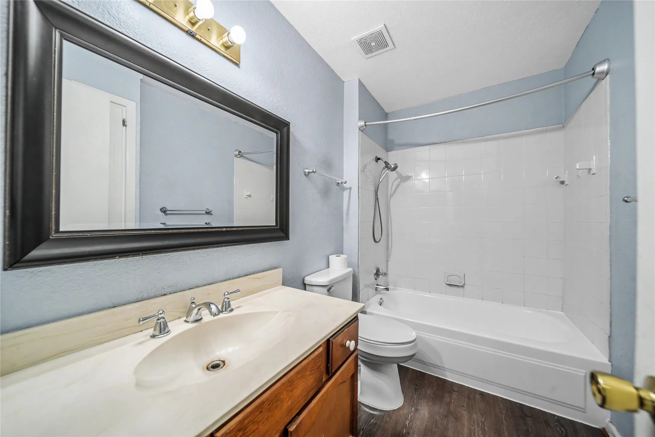 Single Family Residence For Sale in Dallas County , 1314 Glenville Drive, Garland, Texas 75042, 3 Bedroom, 2 Bathroom, 2 Garage spaces, 1,365 Sqft, built in 1964, mls#21389192, Real Estate Agent in Garland, Homes For Sale in Dallas county, Homes For Sale in Garland, Realtor in Garland Texas, Real Estate Brokerage Independent Realty Texas, Luminita Cordes Realtor