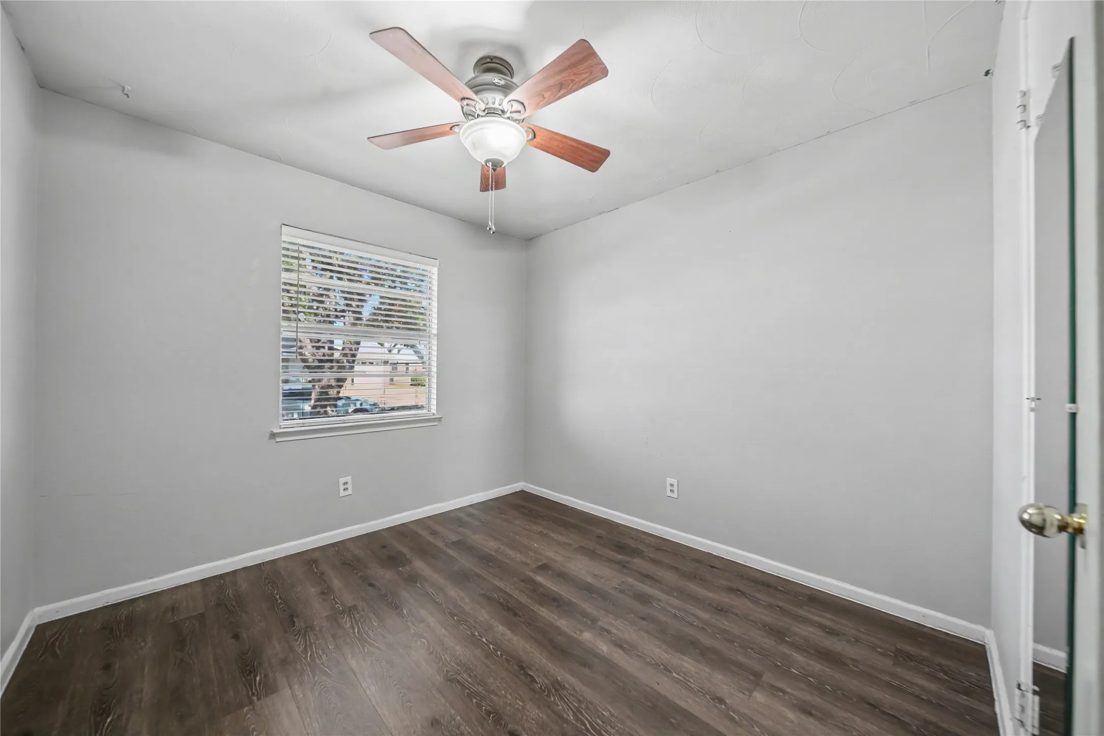 Single Family Residence For Sale in Dallas County , 1314 Glenville Drive, Garland, Texas 75042, 3 Bedroom, 2 Bathroom, 2 Garage spaces, 1,365 Sqft, built in 1964, mls#21389192, Real Estate Agent in Garland, Homes For Sale in Dallas county, Homes For Sale in Garland, Realtor in Garland Texas, Real Estate Brokerage Independent Realty Texas, Luminita Cordes Realtor