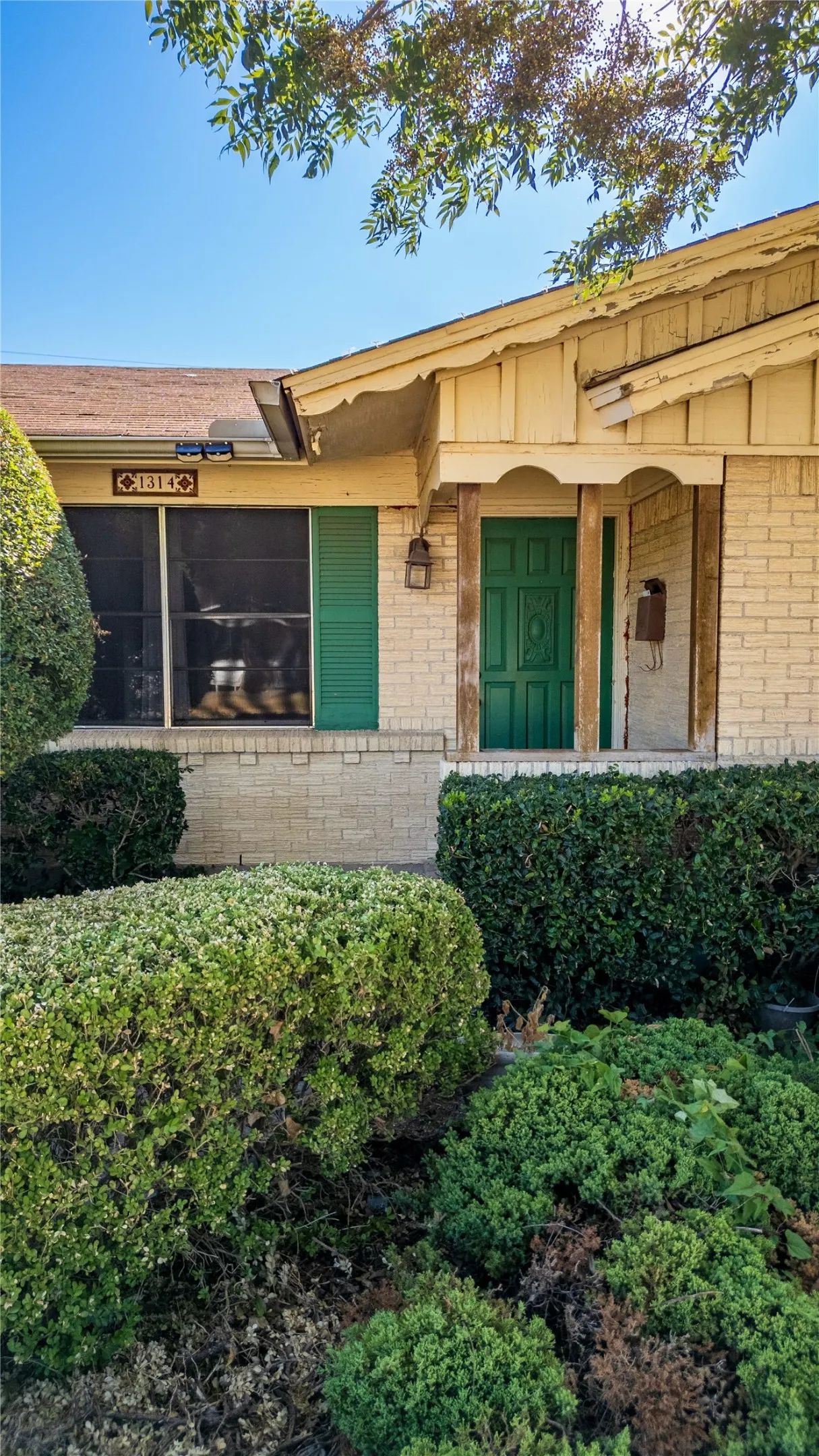 Single Family Residence For Sale in Dallas County , 1314 Glenville Drive, Garland, Texas 75042, 3 Bedroom, 2 Bathroom, 2 Garage spaces, 1,365 Sqft, built in 1964, mls#21389192, Real Estate Agent in Garland, Homes For Sale in Dallas county, Homes For Sale in Garland, Realtor in Garland Texas, Real Estate Brokerage Independent Realty Texas, Luminita Cordes Realtor