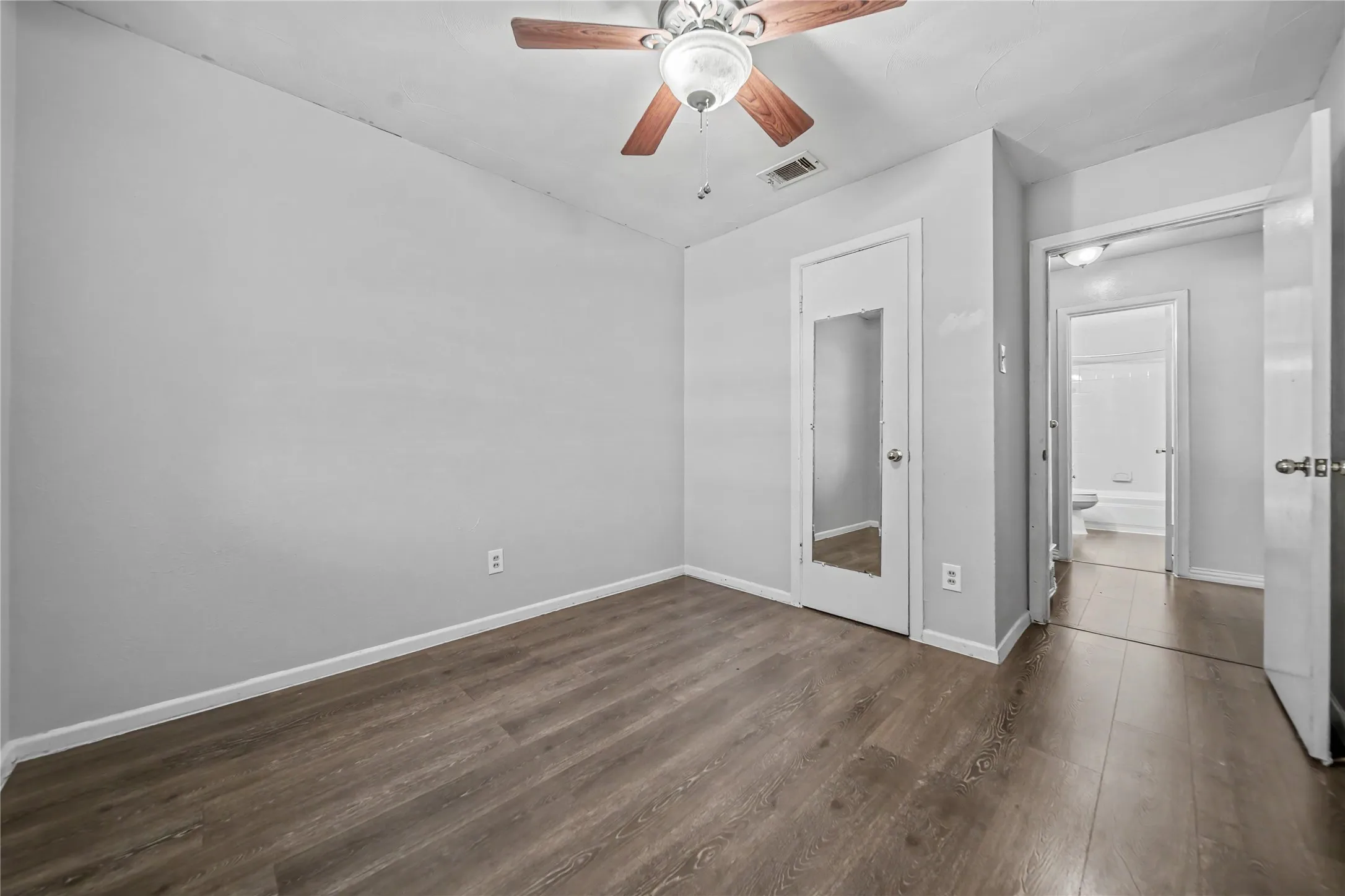 Single Family Residence For Sale in Dallas County , 1314 Glenville Drive, Garland, Texas 75042, 3 Bedroom, 2 Bathroom, 2 Garage spaces, 1,365 Sqft, built in 1964, mls#21389192, Real Estate Agent in Garland, Homes For Sale in Dallas county, Homes For Sale in Garland, Realtor in Garland Texas, Real Estate Brokerage Independent Realty Texas, Luminita Cordes Realtor