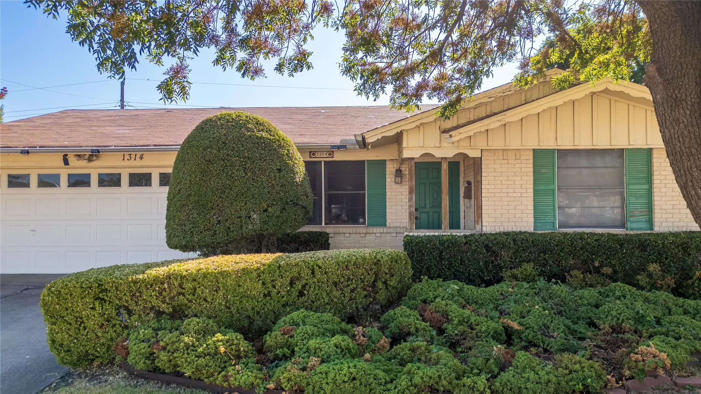 Single Family Residence For Sale in Dallas County , 1314 Glenville Drive, Garland, Texas 75042, 3 Bedroom, 2 Bathroom, 2 Garage spaces, 1,365 Sqft, built in 1964, mls#21389192, Real Estate Agent in Garland, Homes For Sale in Dallas county, Homes For Sale in Garland, Realtor in Garland Texas, Real Estate Brokerage Independent Realty Texas, Luminita Cordes Realtor