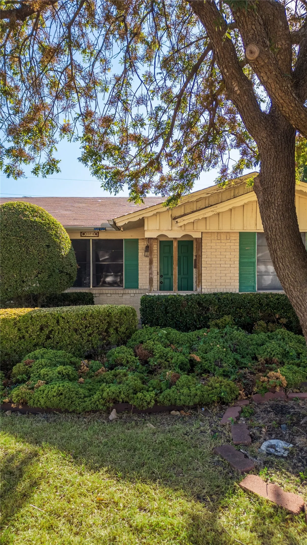 Single Family Residence For Sale in Dallas County , 1314 Glenville Drive, Garland, Texas 75042, 3 Bedroom, 2 Bathroom, 2 Garage spaces, 1,365 Sqft, built in 1964, mls#21389192, Real Estate Agent in Garland, Homes For Sale in Dallas county, Homes For Sale in Garland, Realtor in Garland Texas, Real Estate Brokerage Independent Realty Texas, Luminita Cordes Realtor