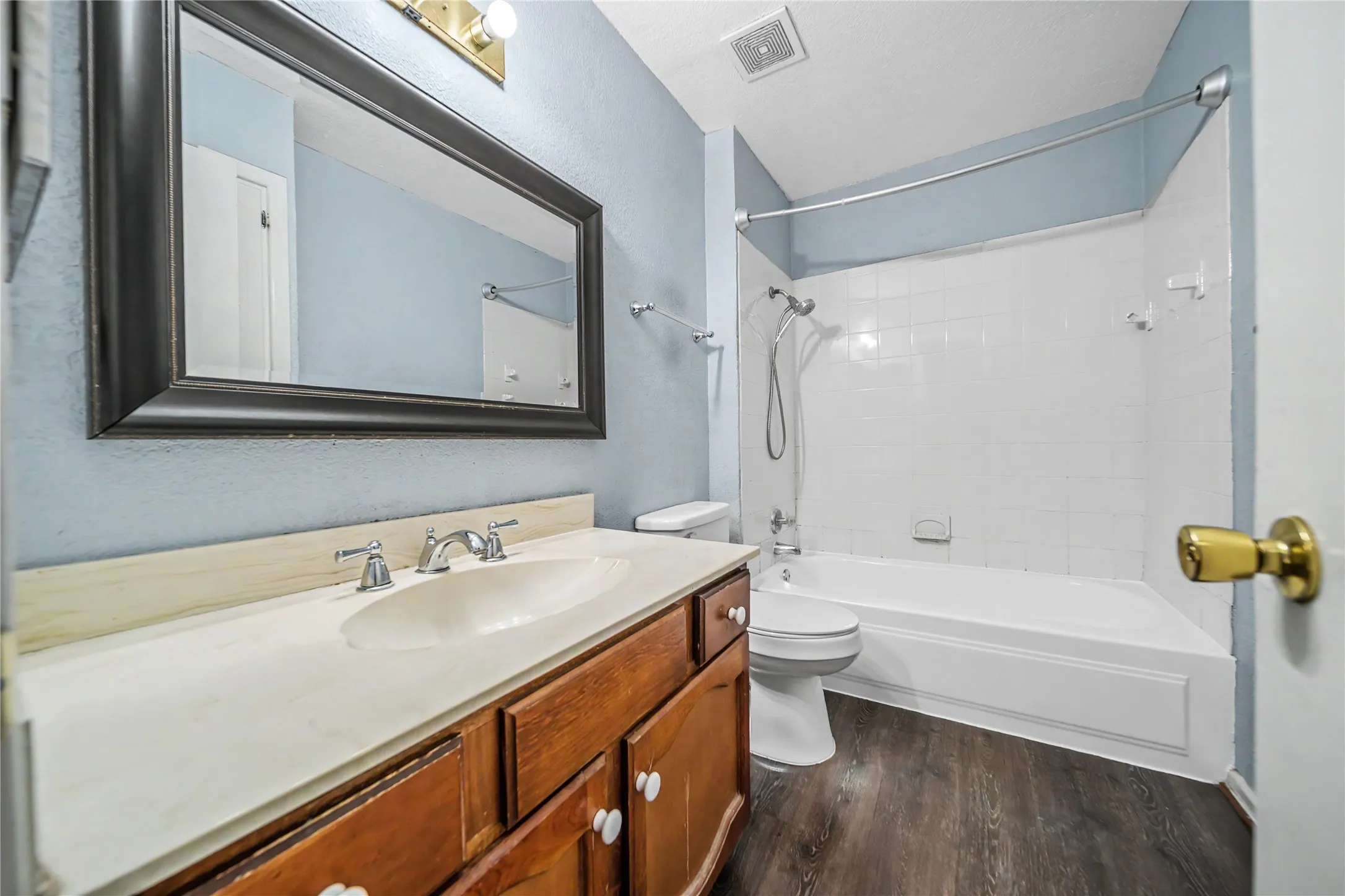 Single Family Residence For Sale in Dallas County , 1314 Glenville Drive, Garland, Texas 75042, 3 Bedroom, 2 Bathroom, 2 Garage spaces, 1,365 Sqft, built in 1964, mls#21389192, Real Estate Agent in Garland, Homes For Sale in Dallas county, Homes For Sale in Garland, Realtor in Garland Texas, Real Estate Brokerage Independent Realty Texas, Luminita Cordes Realtor