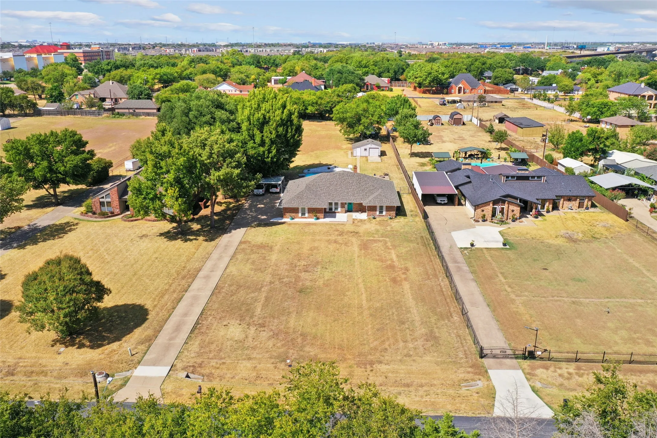 Single Family Residence For Sale in Dallas County , 1710 Vineyard Road, Grand Prairie, Texas 75052, 4 Bedroom, 3 Bathroom, 3 Garage spaces, 1,933 Sqft, built in 1984, mls#21390205, Real Estate Agent in Grand Prairie, Homes For Sale in Dallas county, Homes For Sale in Grand Prairie, Realtor in Grand Prairie Texas, Real Estate Brokerage Independent Realty Texas, Luminita Cordes Realtor