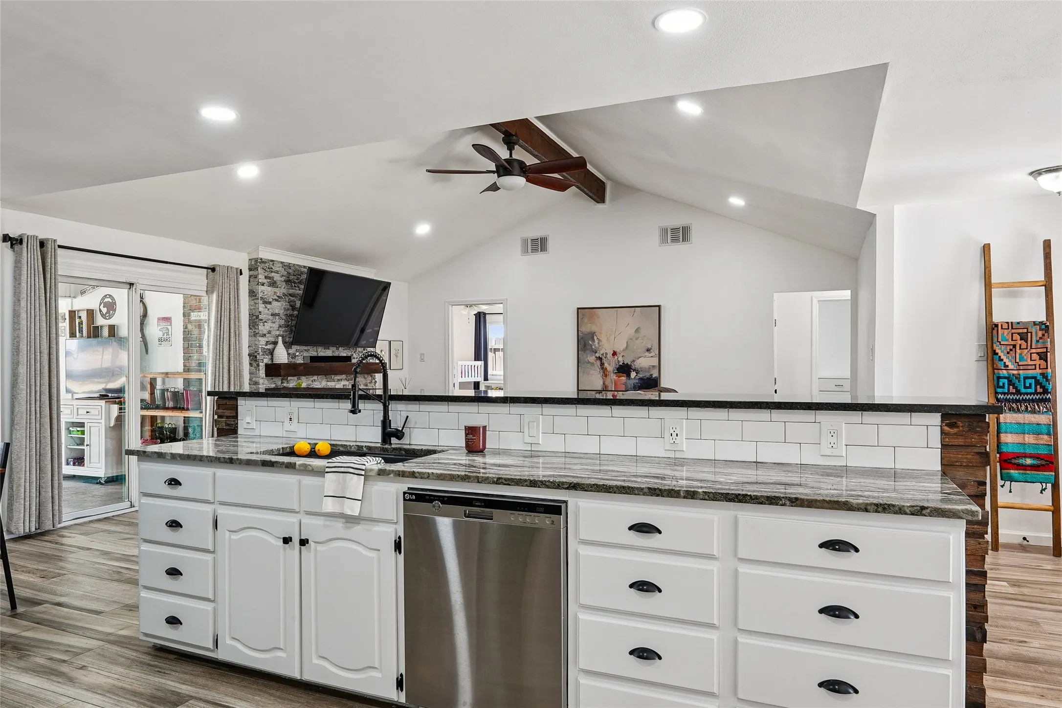 Single Family Residence For Sale in Dallas County , 1710 Vineyard Road, Grand Prairie, Texas 75052, 4 Bedroom, 3 Bathroom, 3 Garage spaces, 1,933 Sqft, built in 1984, mls#21390205, Real Estate Agent in Grand Prairie, Homes For Sale in Dallas county, Homes For Sale in Grand Prairie, Realtor in Grand Prairie Texas, Real Estate Brokerage Independent Realty Texas, Luminita Cordes Realtor