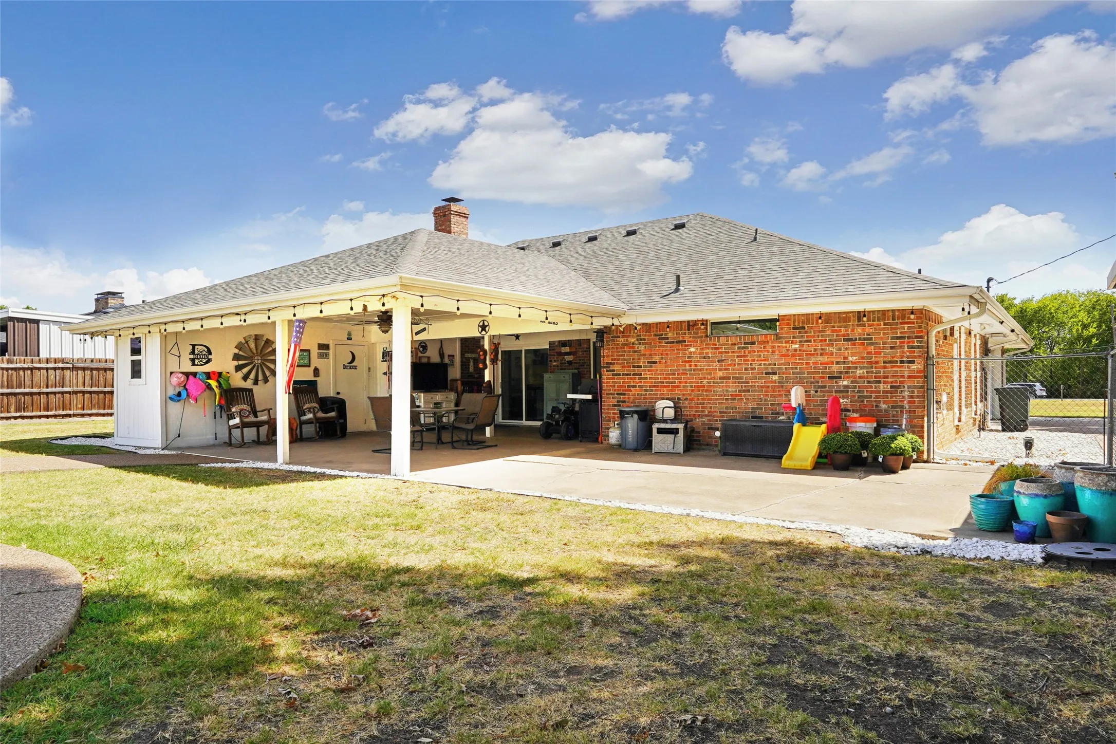 Single Family Residence For Sale in Dallas County , 1710 Vineyard Road, Grand Prairie, Texas 75052, 4 Bedroom, 3 Bathroom, 3 Garage spaces, 1,933 Sqft, built in 1984, mls#21390205, Real Estate Agent in Grand Prairie, Homes For Sale in Dallas county, Homes For Sale in Grand Prairie, Realtor in Grand Prairie Texas, Real Estate Brokerage Independent Realty Texas, Luminita Cordes Realtor