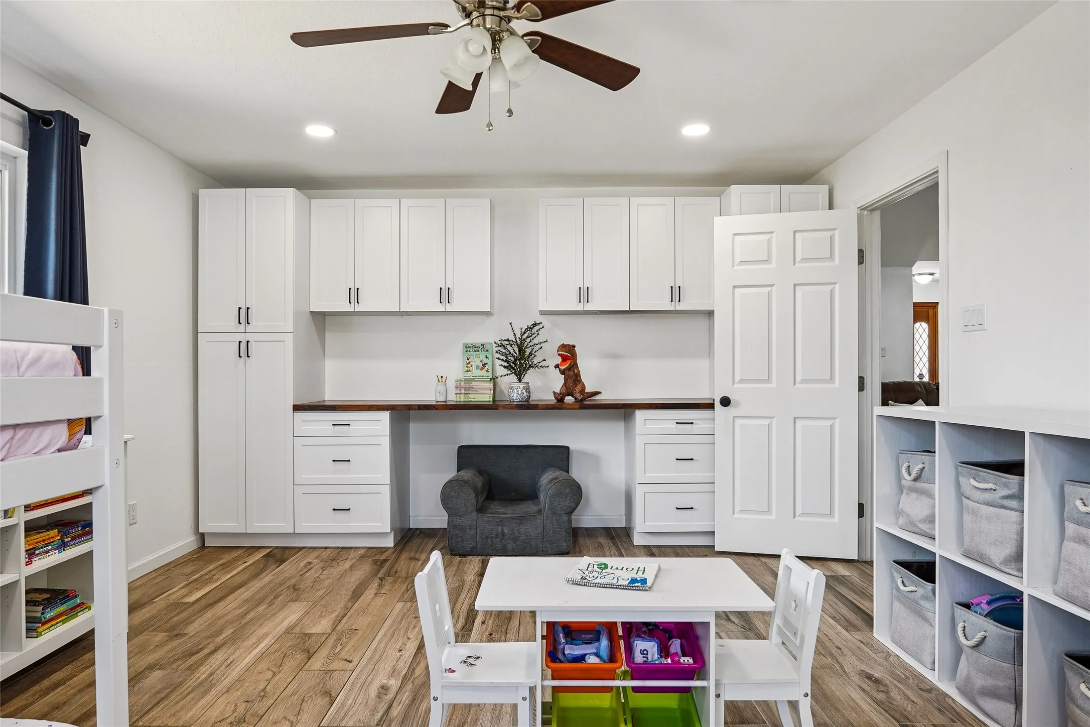 Single Family Residence For Sale in Dallas County , 1710 Vineyard Road, Grand Prairie, Texas 75052, 4 Bedroom, 3 Bathroom, 3 Garage spaces, 1,933 Sqft, built in 1984, mls#21390205, Real Estate Agent in Grand Prairie, Homes For Sale in Dallas county, Homes For Sale in Grand Prairie, Realtor in Grand Prairie Texas, Real Estate Brokerage Independent Realty Texas, Luminita Cordes Realtor