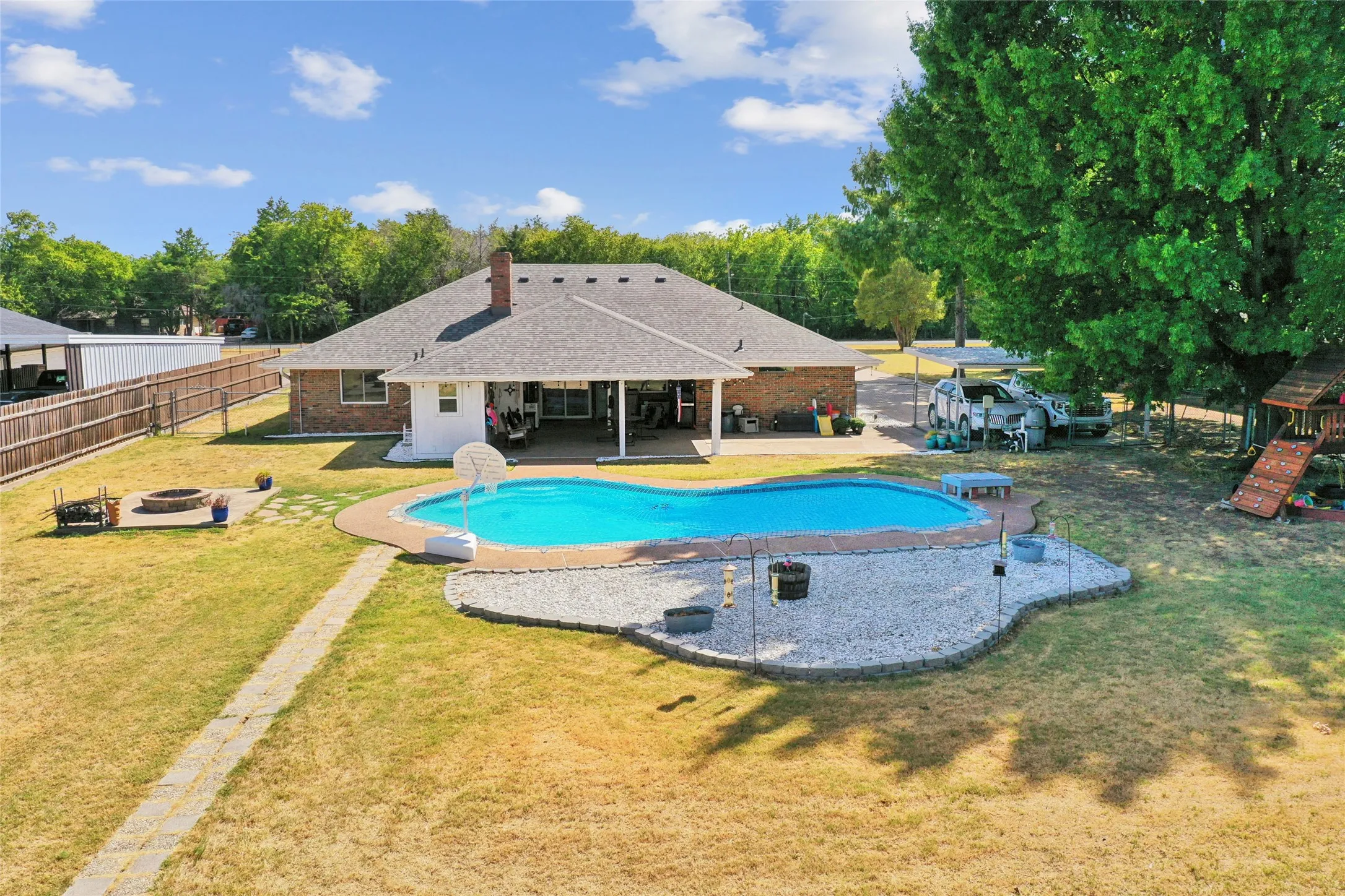 Single Family Residence For Sale in Dallas County , 1710 Vineyard Road, Grand Prairie, Texas 75052, 4 Bedroom, 3 Bathroom, 3 Garage spaces, 1,933 Sqft, built in 1984, mls#21390205, Real Estate Agent in Grand Prairie, Homes For Sale in Dallas county, Homes For Sale in Grand Prairie, Realtor in Grand Prairie Texas, Real Estate Brokerage Independent Realty Texas, Luminita Cordes Realtor