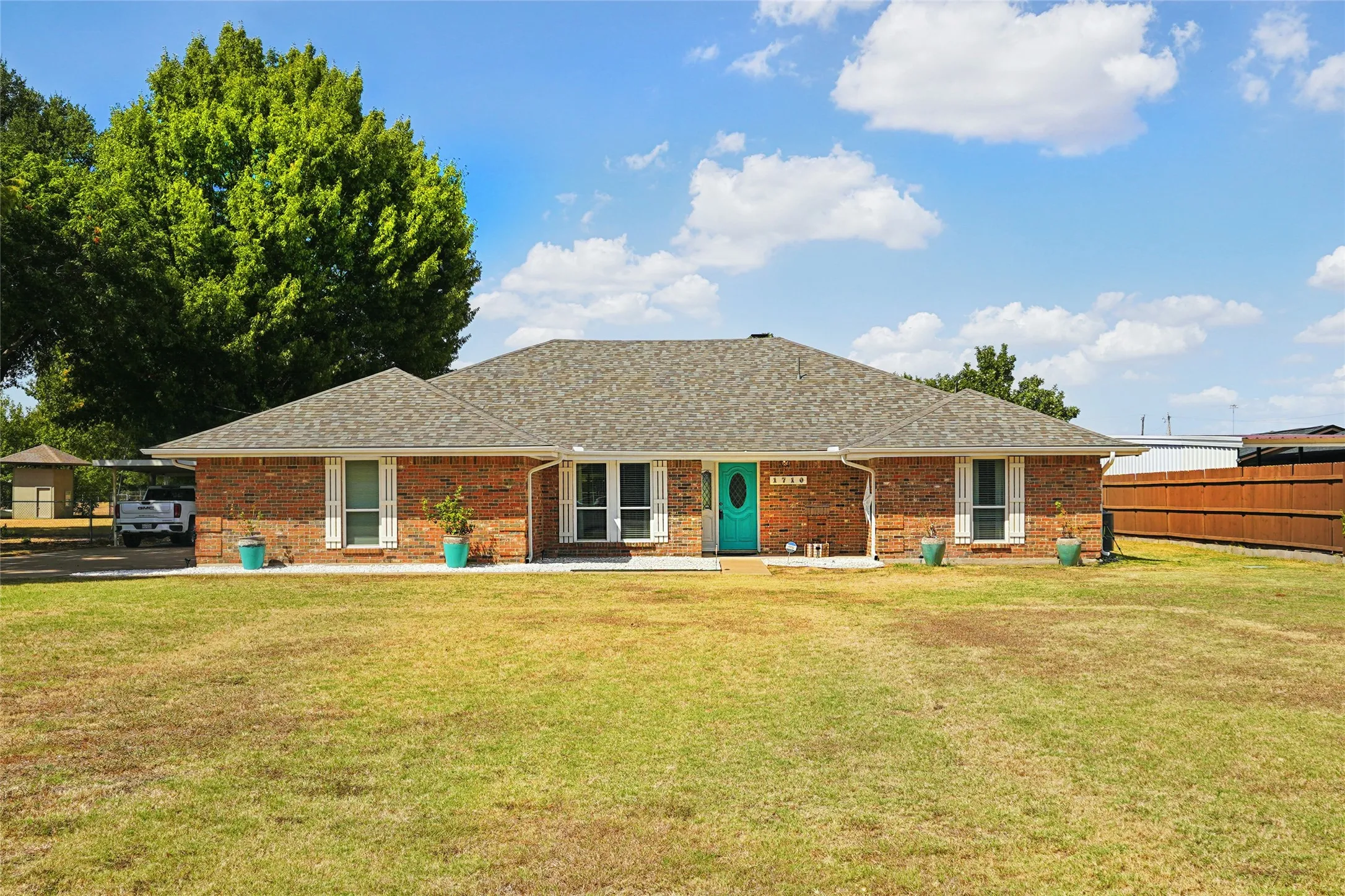 Single Family Residence For Sale in Dallas County , 1710 Vineyard Road, Grand Prairie, Texas 75052, 4 Bedroom, 3 Bathroom, 3 Garage spaces, 1,933 Sqft, built in 1984, mls#21390205, Real Estate Agent in Grand Prairie, Homes For Sale in Dallas county, Homes For Sale in Grand Prairie, Realtor in Grand Prairie Texas, Real Estate Brokerage Independent Realty Texas, Luminita Cordes Realtor
