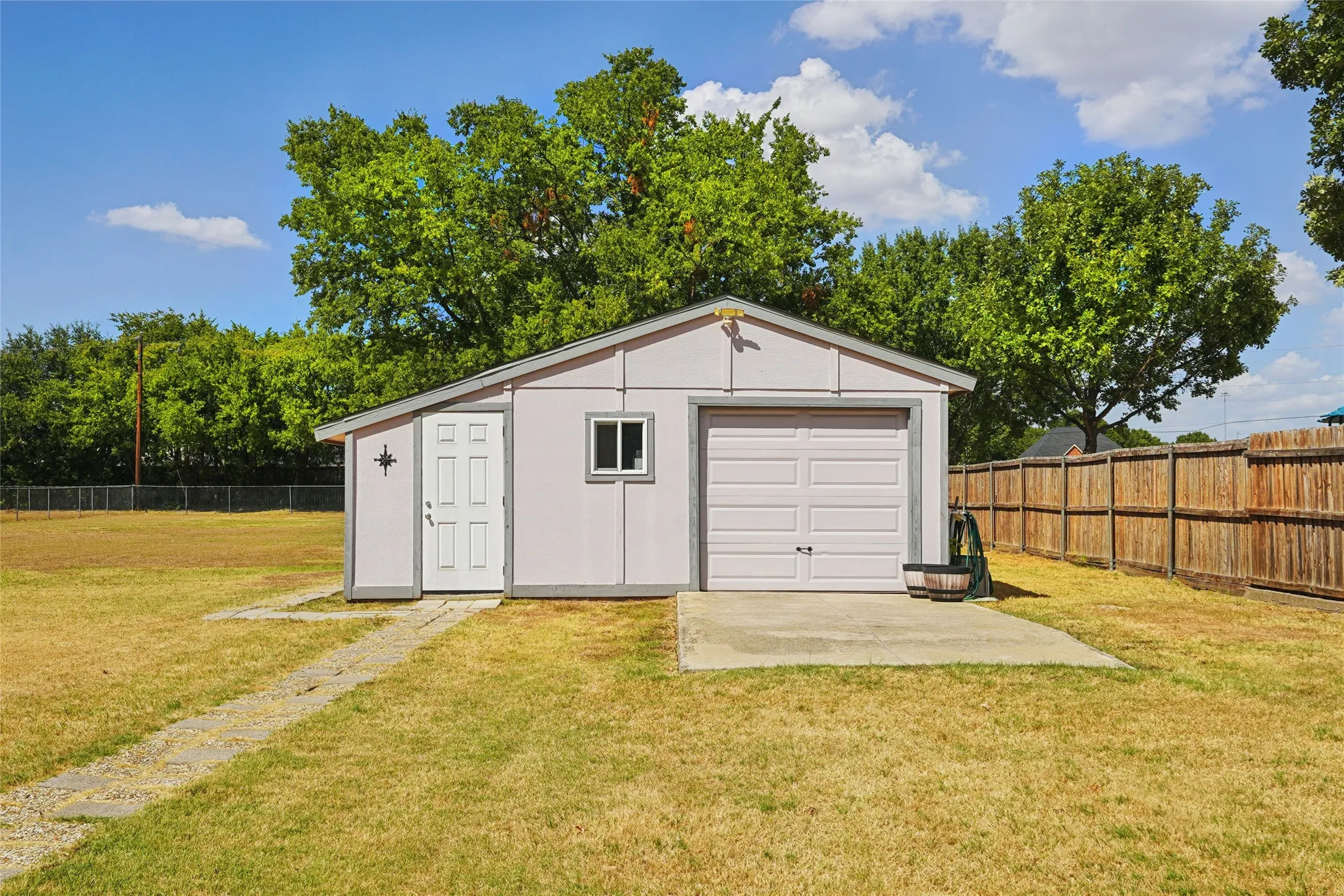 Single Family Residence For Sale in Dallas County , 1710 Vineyard Road, Grand Prairie, Texas 75052, 4 Bedroom, 3 Bathroom, 3 Garage spaces, 1,933 Sqft, built in 1984, mls#21390205, Real Estate Agent in Grand Prairie, Homes For Sale in Dallas county, Homes For Sale in Grand Prairie, Realtor in Grand Prairie Texas, Real Estate Brokerage Independent Realty Texas, Luminita Cordes Realtor