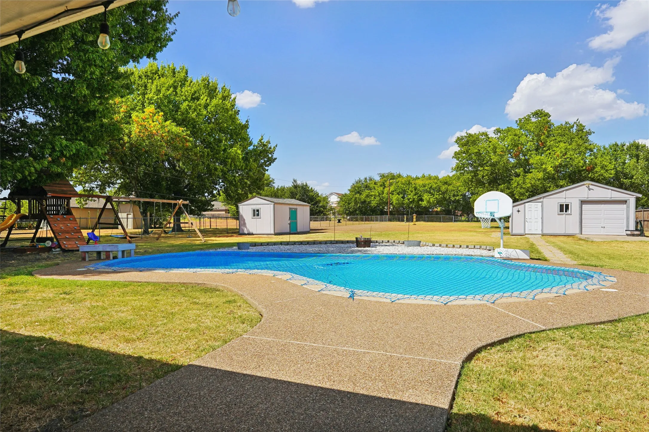 Single Family Residence For Sale in Dallas County , 1710 Vineyard Road, Grand Prairie, Texas 75052, 4 Bedroom, 3 Bathroom, 3 Garage spaces, 1,933 Sqft, built in 1984, mls#21390205, Real Estate Agent in Grand Prairie, Homes For Sale in Dallas county, Homes For Sale in Grand Prairie, Realtor in Grand Prairie Texas, Real Estate Brokerage Independent Realty Texas, Luminita Cordes Realtor