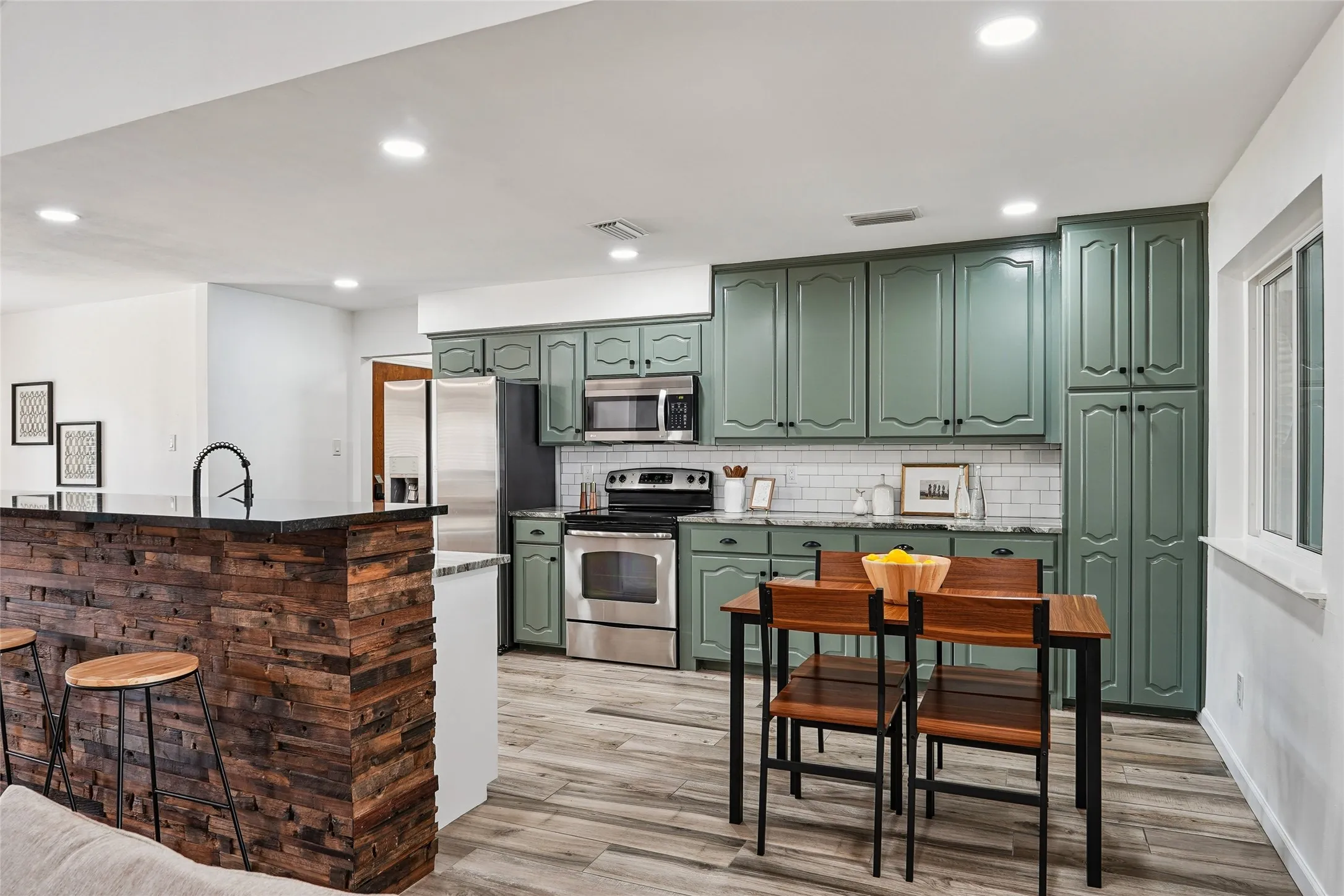Single Family Residence For Sale in Dallas County , 1710 Vineyard Road, Grand Prairie, Texas 75052, 4 Bedroom, 3 Bathroom, 3 Garage spaces, 1,933 Sqft, built in 1984, mls#21390205, Real Estate Agent in Grand Prairie, Homes For Sale in Dallas county, Homes For Sale in Grand Prairie, Realtor in Grand Prairie Texas, Real Estate Brokerage Independent Realty Texas, Luminita Cordes Realtor