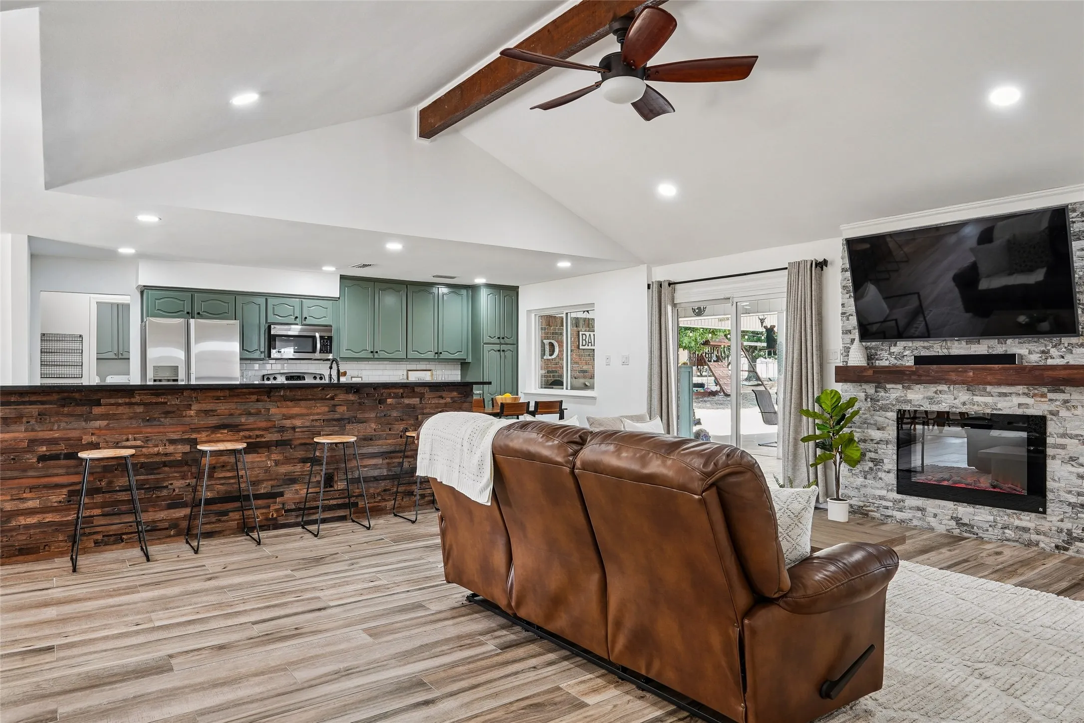 Single Family Residence For Sale in Dallas County , 1710 Vineyard Road, Grand Prairie, Texas 75052, 4 Bedroom, 3 Bathroom, 3 Garage spaces, 1,933 Sqft, built in 1984, mls#21390205, Real Estate Agent in Grand Prairie, Homes For Sale in Dallas county, Homes For Sale in Grand Prairie, Realtor in Grand Prairie Texas, Real Estate Brokerage Independent Realty Texas, Luminita Cordes Realtor
