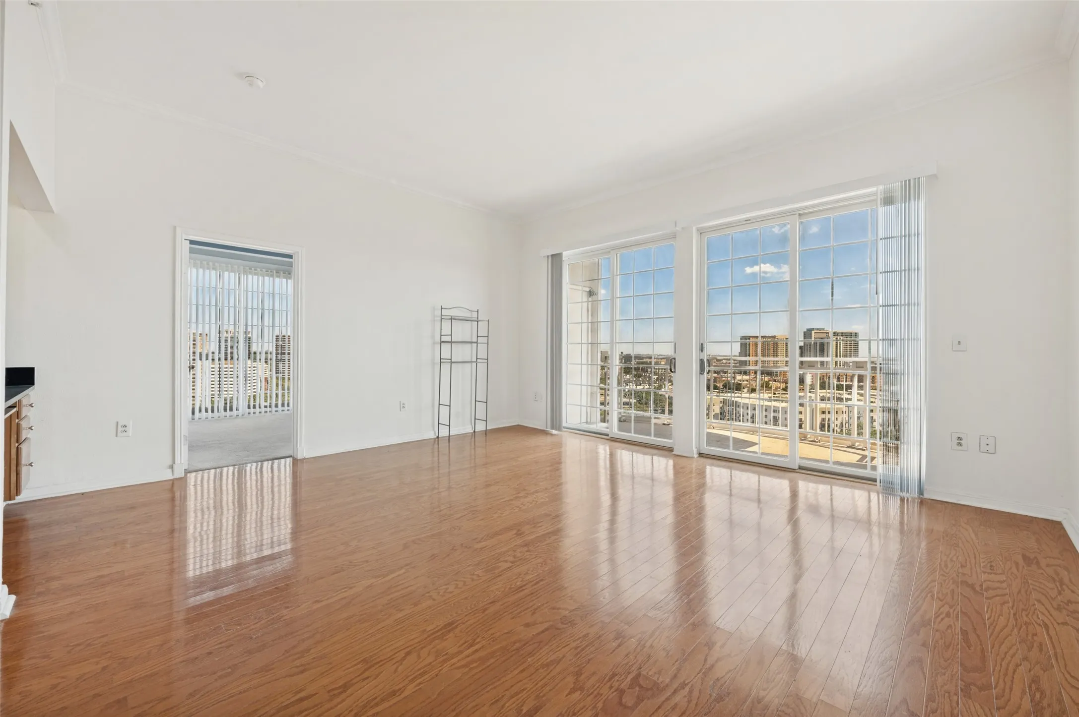 Condominium For Rent in Dallas County , 3225 Turtle Creek Boulevard 2104, Dallas, Texas 75219, 2 Bedroom, 2 Bathroom, 2 Garage spaces, 1,126 Sqft, built in 1998, mls#21380696, Real Estate Agent in Dallas, Homes For Rent in Dallas county, Homes For Rent in Dallas, Realtor in Dallas Texas, Real Estate Brokerage Independent Realty Texas, Luminita Cordes Realtor