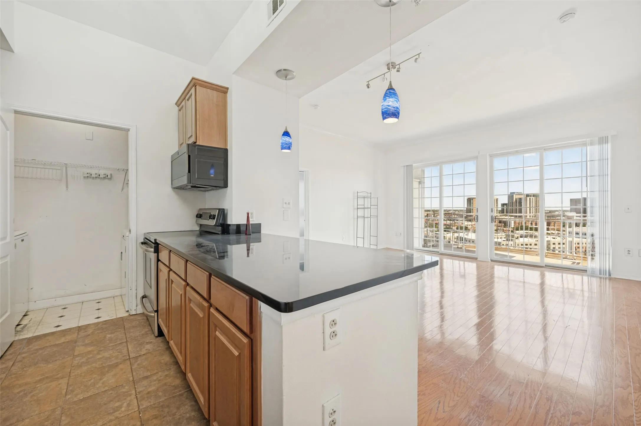 Condominium For Rent in Dallas County , 3225 Turtle Creek Boulevard 2104, Dallas, Texas 75219, 2 Bedroom, 2 Bathroom, 2 Garage spaces, 1,126 Sqft, built in 1998, mls#21380696, Real Estate Agent in Dallas, Homes For Rent in Dallas county, Homes For Rent in Dallas, Realtor in Dallas Texas, Real Estate Brokerage Independent Realty Texas, Luminita Cordes Realtor