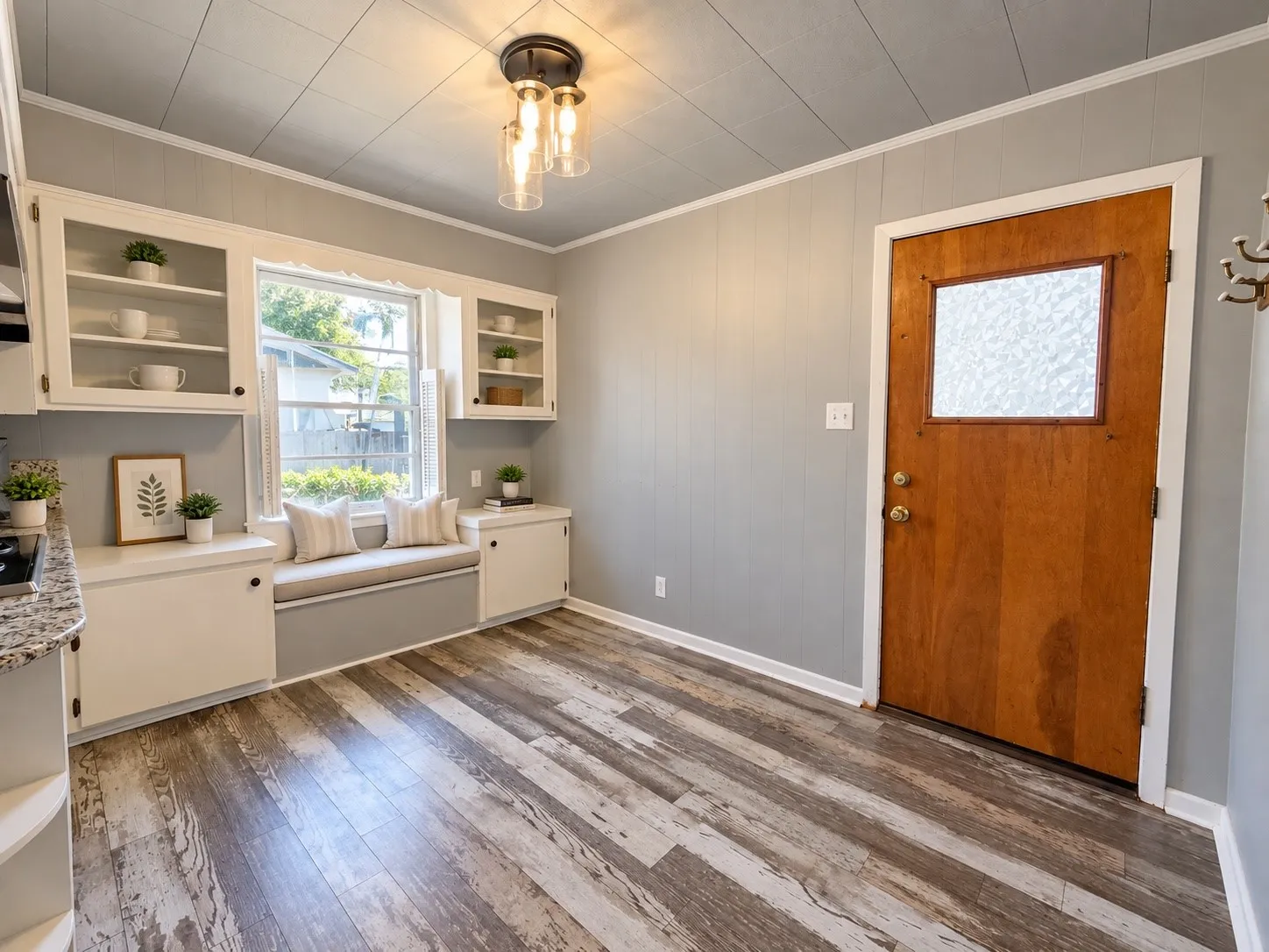 Single Family Residence For Sale in Fannin County , 224 E 9th Street, Bonham, Texas 75418, 3 Bedroom, 2 Bathroom, Garage spaces, 2,854 Sqft, built in 1950, mls#21389572, Real Estate Agent in Bonham, Homes For Sale in Fannin county, Homes For Sale in Bonham, Realtor in Bonham Texas, Real Estate Brokerage Independent Realty Texas, Luminita Cordes Realtor