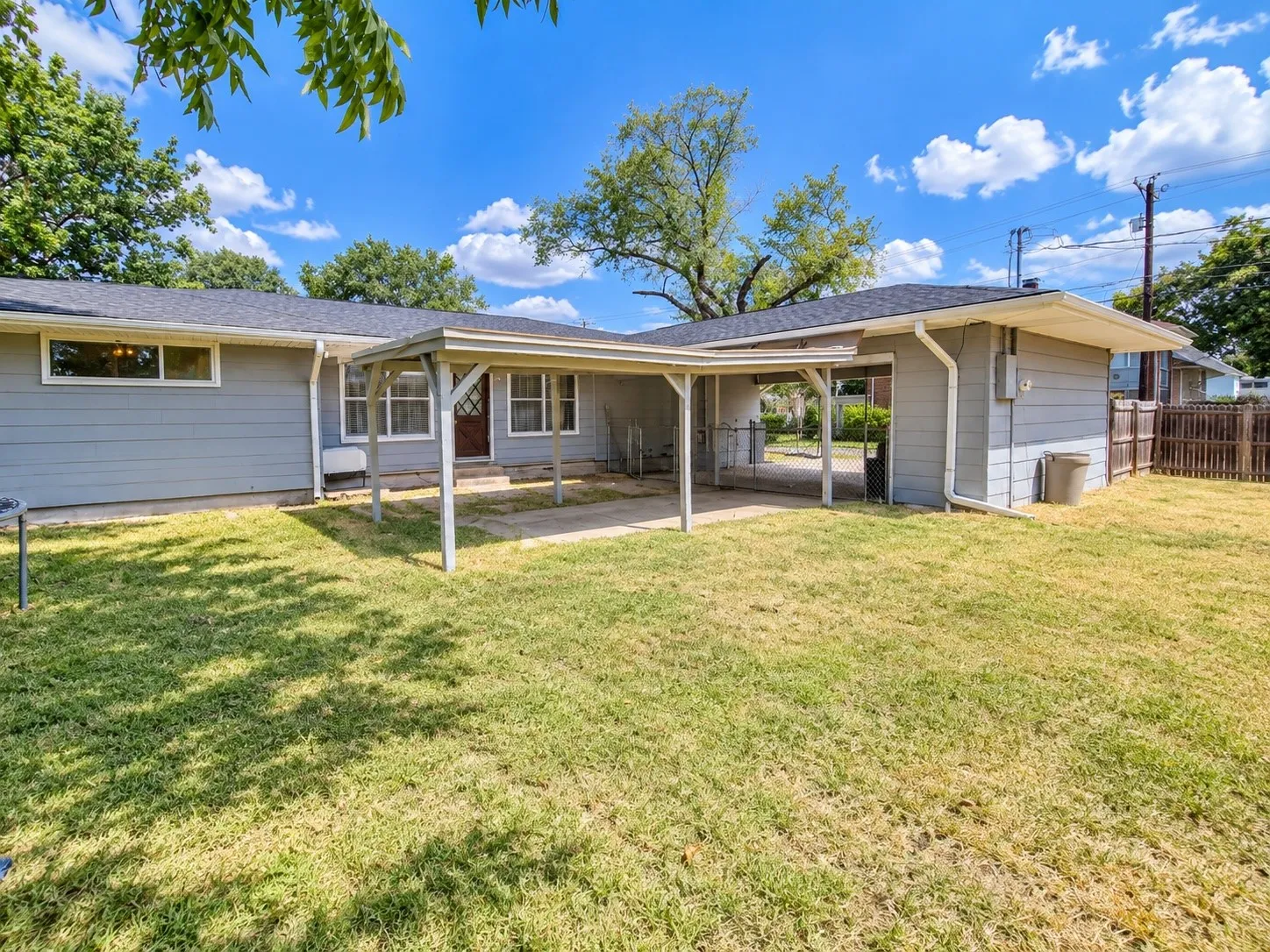 Single Family Residence For Sale in Fannin County , 224 E 9th Street, Bonham, Texas 75418, 3 Bedroom, 2 Bathroom, Garage spaces, 2,854 Sqft, built in 1950, mls#21389572, Real Estate Agent in Bonham, Homes For Sale in Fannin county, Homes For Sale in Bonham, Realtor in Bonham Texas, Real Estate Brokerage Independent Realty Texas, Luminita Cordes Realtor