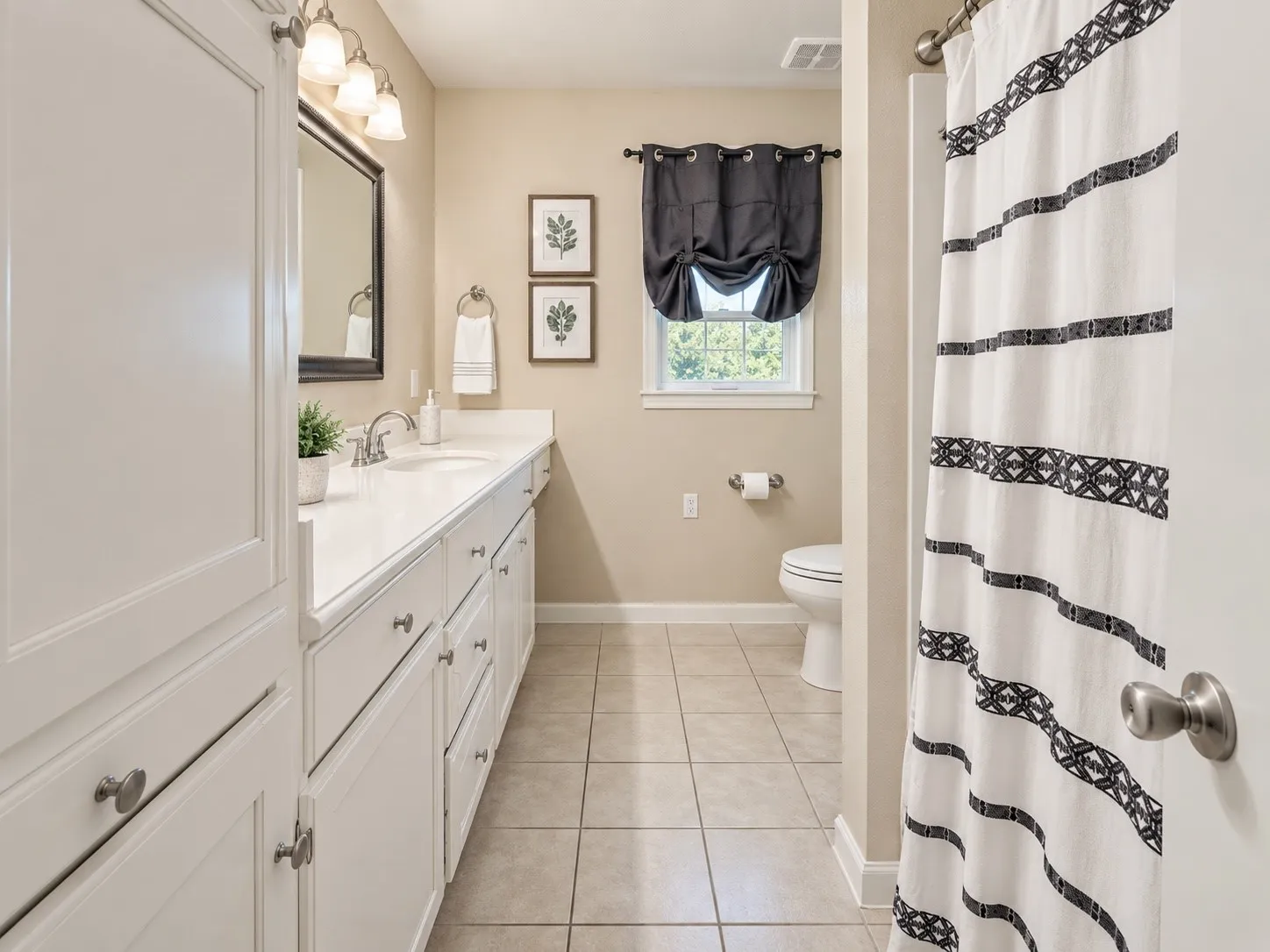 Single Family Residence For Sale in Fannin County , 224 E 9th Street, Bonham, Texas 75418, 3 Bedroom, 2 Bathroom, Garage spaces, 2,854 Sqft, built in 1950, mls#21389572, Real Estate Agent in Bonham, Homes For Sale in Fannin county, Homes For Sale in Bonham, Realtor in Bonham Texas, Real Estate Brokerage Independent Realty Texas, Luminita Cordes Realtor