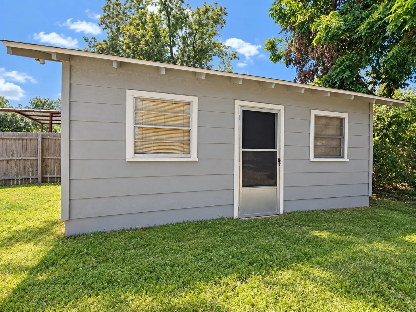 Single Family Residence For Sale in Fannin County , 224 E 9th Street, Bonham, Texas 75418, 3 Bedroom, 2 Bathroom, Garage spaces, 2,854 Sqft, built in 1950, mls#21389572, Real Estate Agent in Bonham, Homes For Sale in Fannin county, Homes For Sale in Bonham, Realtor in Bonham Texas, Real Estate Brokerage Independent Realty Texas, Luminita Cordes Realtor