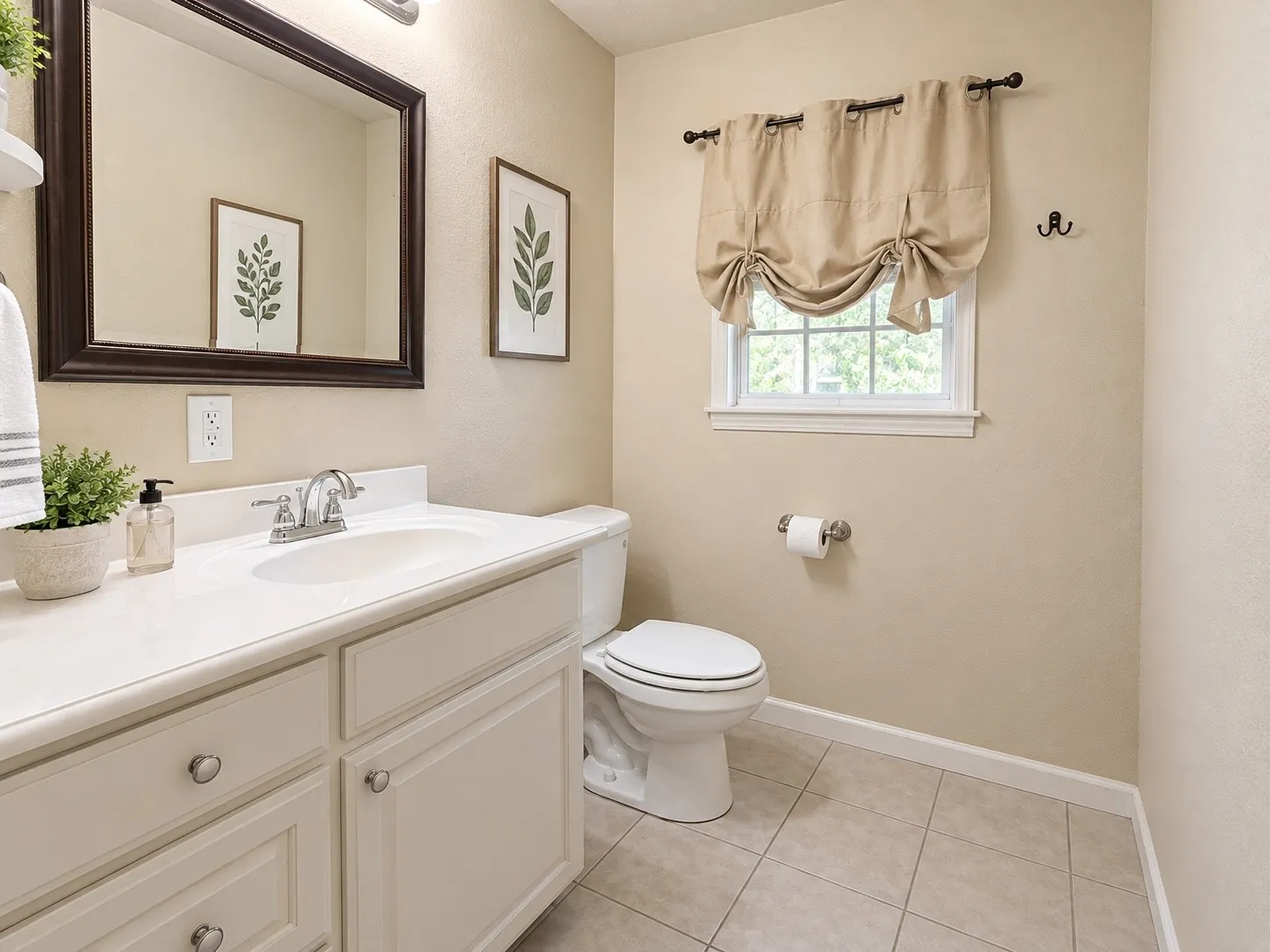 Single Family Residence For Sale in Fannin County , 224 E 9th Street, Bonham, Texas 75418, 3 Bedroom, 2 Bathroom, Garage spaces, 2,854 Sqft, built in 1950, mls#21389572, Real Estate Agent in Bonham, Homes For Sale in Fannin county, Homes For Sale in Bonham, Realtor in Bonham Texas, Real Estate Brokerage Independent Realty Texas, Luminita Cordes Realtor