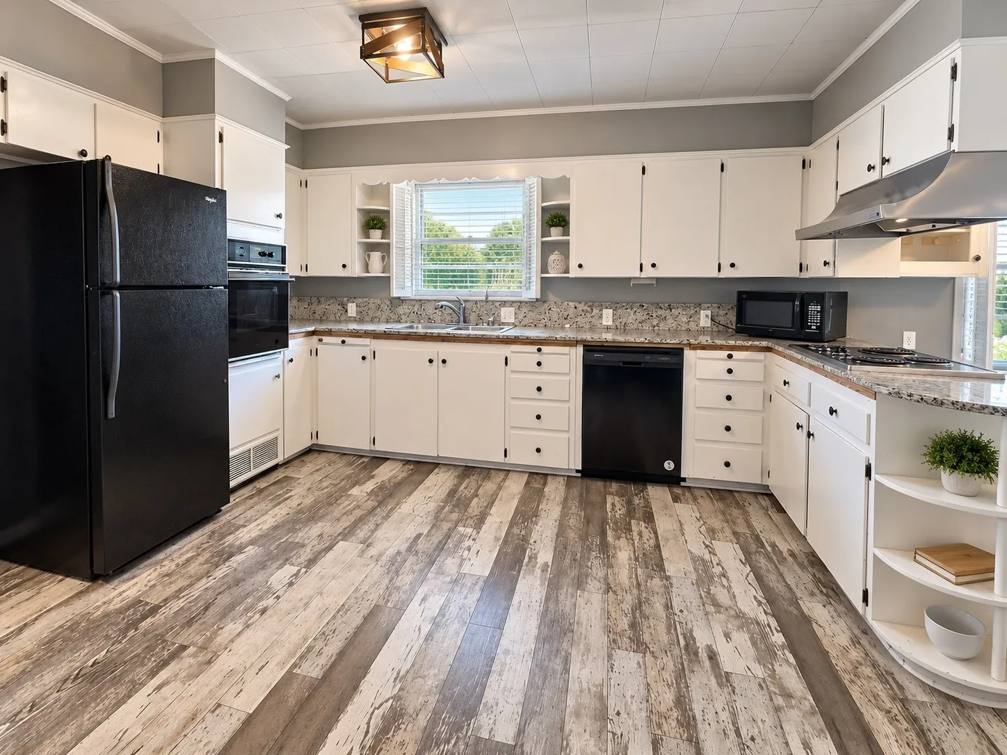 Single Family Residence For Sale in Fannin County , 224 E 9th Street, Bonham, Texas 75418, 3 Bedroom, 2 Bathroom, Garage spaces, 2,854 Sqft, built in 1950, mls#21389572, Real Estate Agent in Bonham, Homes For Sale in Fannin county, Homes For Sale in Bonham, Realtor in Bonham Texas, Real Estate Brokerage Independent Realty Texas, Luminita Cordes Realtor