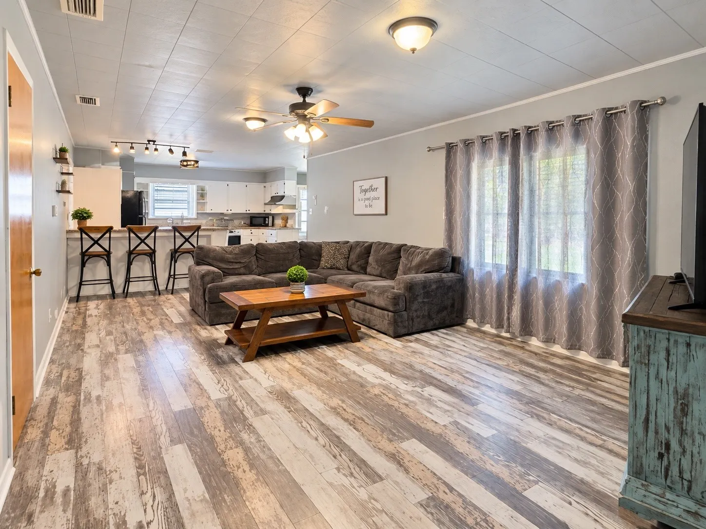 Single Family Residence For Sale in Fannin County , 224 E 9th Street, Bonham, Texas 75418, 3 Bedroom, 2 Bathroom, Garage spaces, 2,854 Sqft, built in 1950, mls#21389572, Real Estate Agent in Bonham, Homes For Sale in Fannin county, Homes For Sale in Bonham, Realtor in Bonham Texas, Real Estate Brokerage Independent Realty Texas, Luminita Cordes Realtor