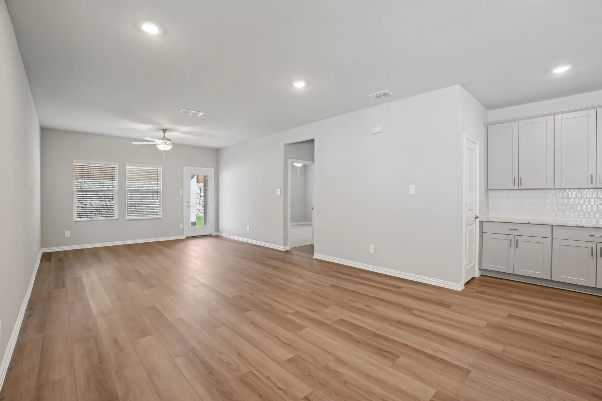 Photo is not of the actual home, but is an inspirational photo of builder’s model home and may depict options, furnishings, and/or decorator features that are not included.
