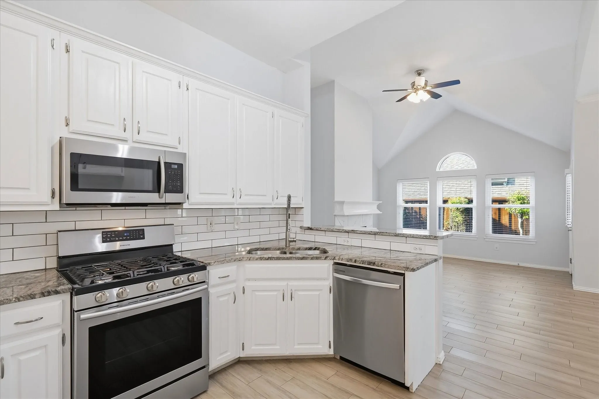 Single Family Residence For Sale in Dallas County , 2540 Plumdale Drive, Carrollton, Texas 75006, 3 Bedroom, 2 Bathroom, 2 Garage spaces, 1,741 Sqft, built in 1993, mls#21389746, Real Estate Agent in Carrollton, Homes For Sale in Dallas county, Homes For Sale in Carrollton, Realtor in Carrollton Texas, Real Estate Brokerage Independent Realty Texas, Luminita Cordes Realtor
