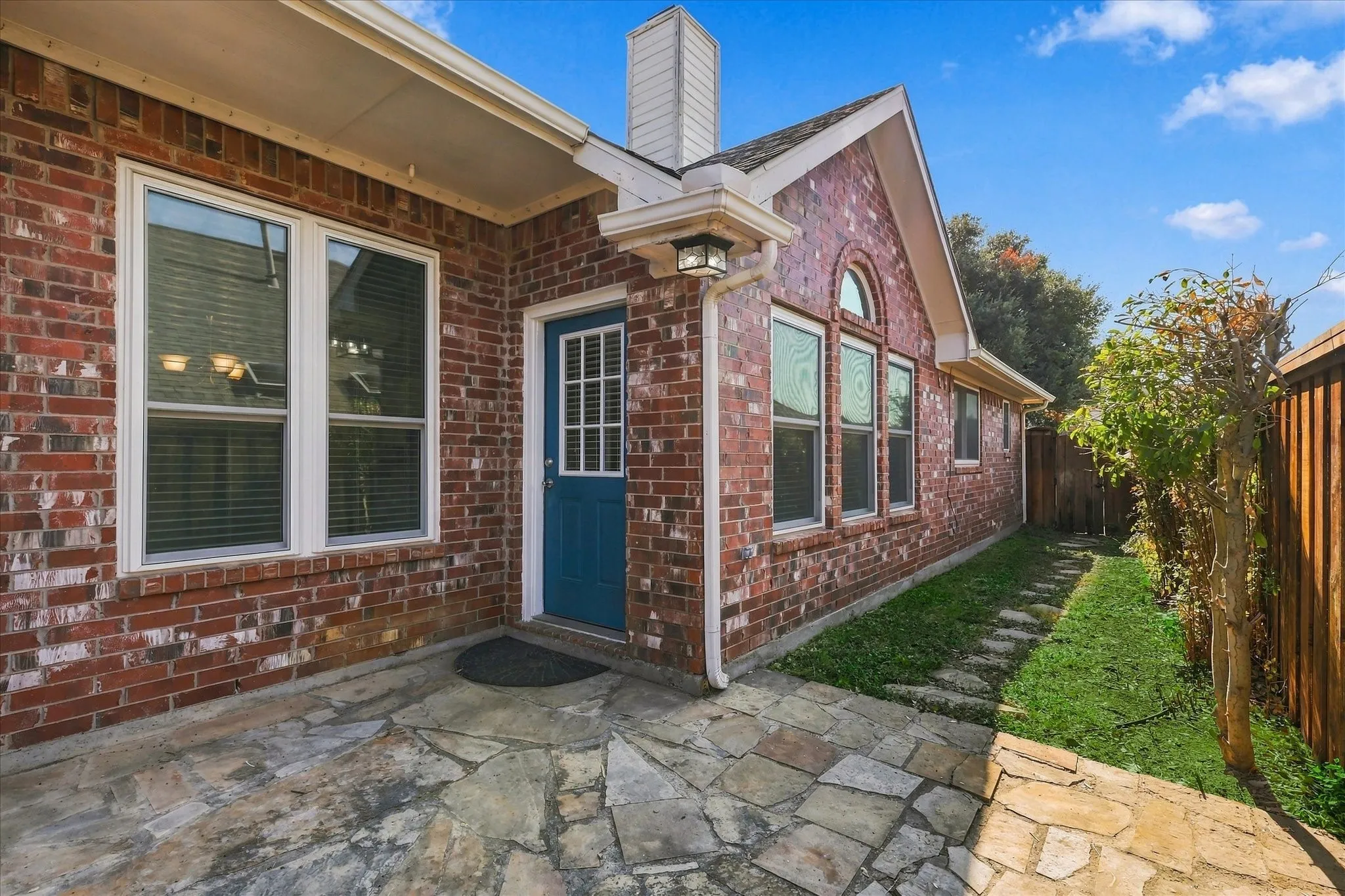 Single Family Residence For Sale in Dallas County , 2540 Plumdale Drive, Carrollton, Texas 75006, 3 Bedroom, 2 Bathroom, 2 Garage spaces, 1,741 Sqft, built in 1993, mls#21389746, Real Estate Agent in Carrollton, Homes For Sale in Dallas county, Homes For Sale in Carrollton, Realtor in Carrollton Texas, Real Estate Brokerage Independent Realty Texas, Luminita Cordes Realtor