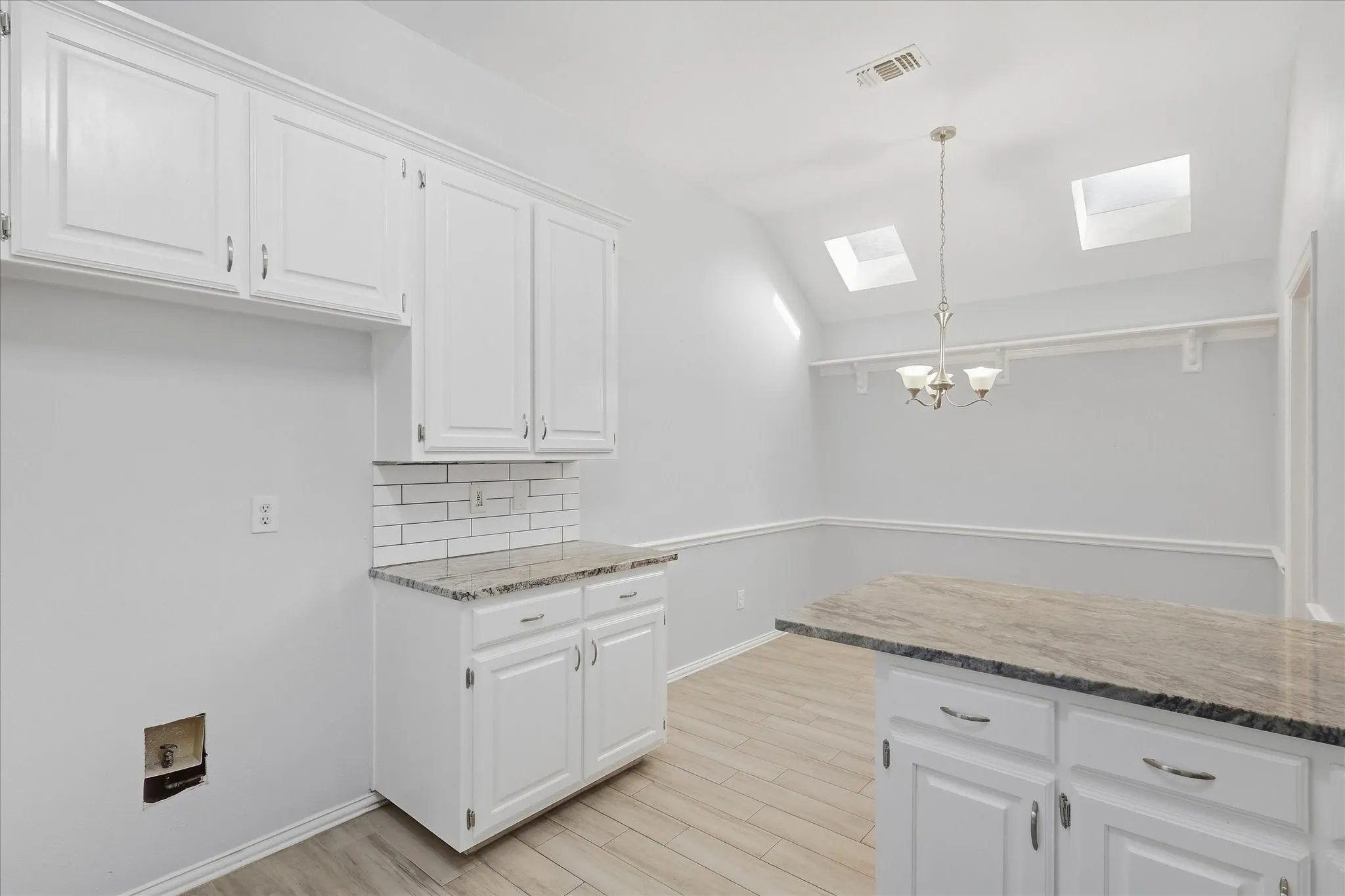 Single Family Residence For Sale in Dallas County , 2540 Plumdale Drive, Carrollton, Texas 75006, 3 Bedroom, 2 Bathroom, 2 Garage spaces, 1,741 Sqft, built in 1993, mls#21389746, Real Estate Agent in Carrollton, Homes For Sale in Dallas county, Homes For Sale in Carrollton, Realtor in Carrollton Texas, Real Estate Brokerage Independent Realty Texas, Luminita Cordes Realtor