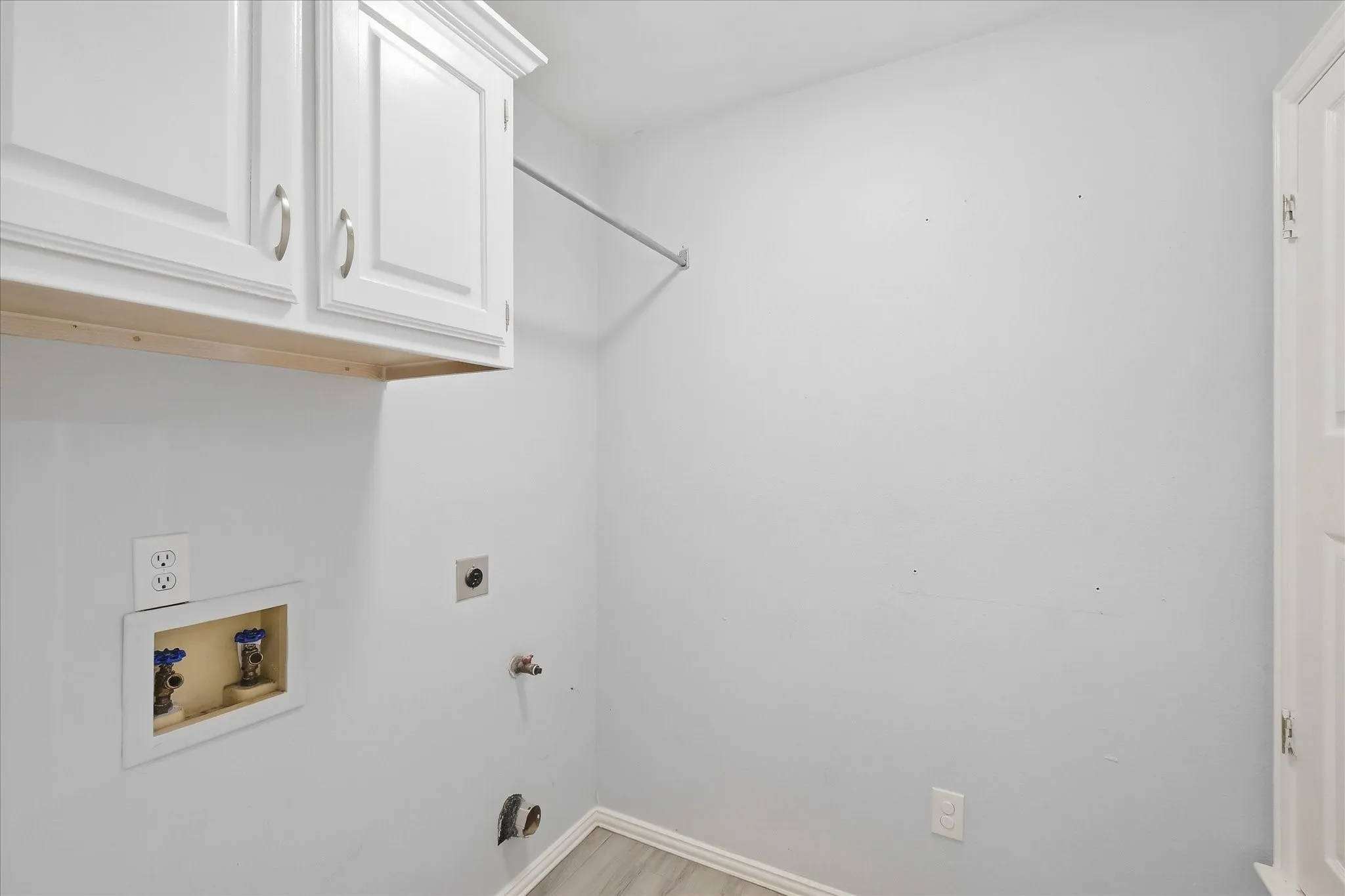Single Family Residence For Sale in Dallas County , 2540 Plumdale Drive, Carrollton, Texas 75006, 3 Bedroom, 2 Bathroom, 2 Garage spaces, 1,741 Sqft, built in 1993, mls#21389746, Real Estate Agent in Carrollton, Homes For Sale in Dallas county, Homes For Sale in Carrollton, Realtor in Carrollton Texas, Real Estate Brokerage Independent Realty Texas, Luminita Cordes Realtor