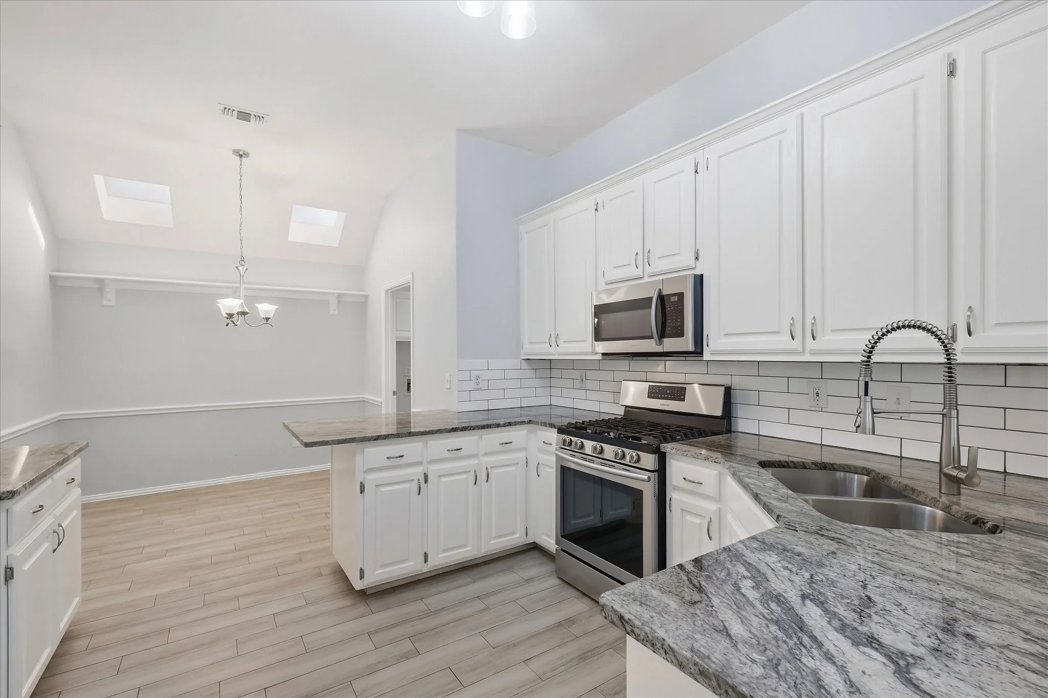 Single Family Residence For Sale in Dallas County , 2540 Plumdale Drive, Carrollton, Texas 75006, 3 Bedroom, 2 Bathroom, 2 Garage spaces, 1,741 Sqft, built in 1993, mls#21389746, Real Estate Agent in Carrollton, Homes For Sale in Dallas county, Homes For Sale in Carrollton, Realtor in Carrollton Texas, Real Estate Brokerage Independent Realty Texas, Luminita Cordes Realtor