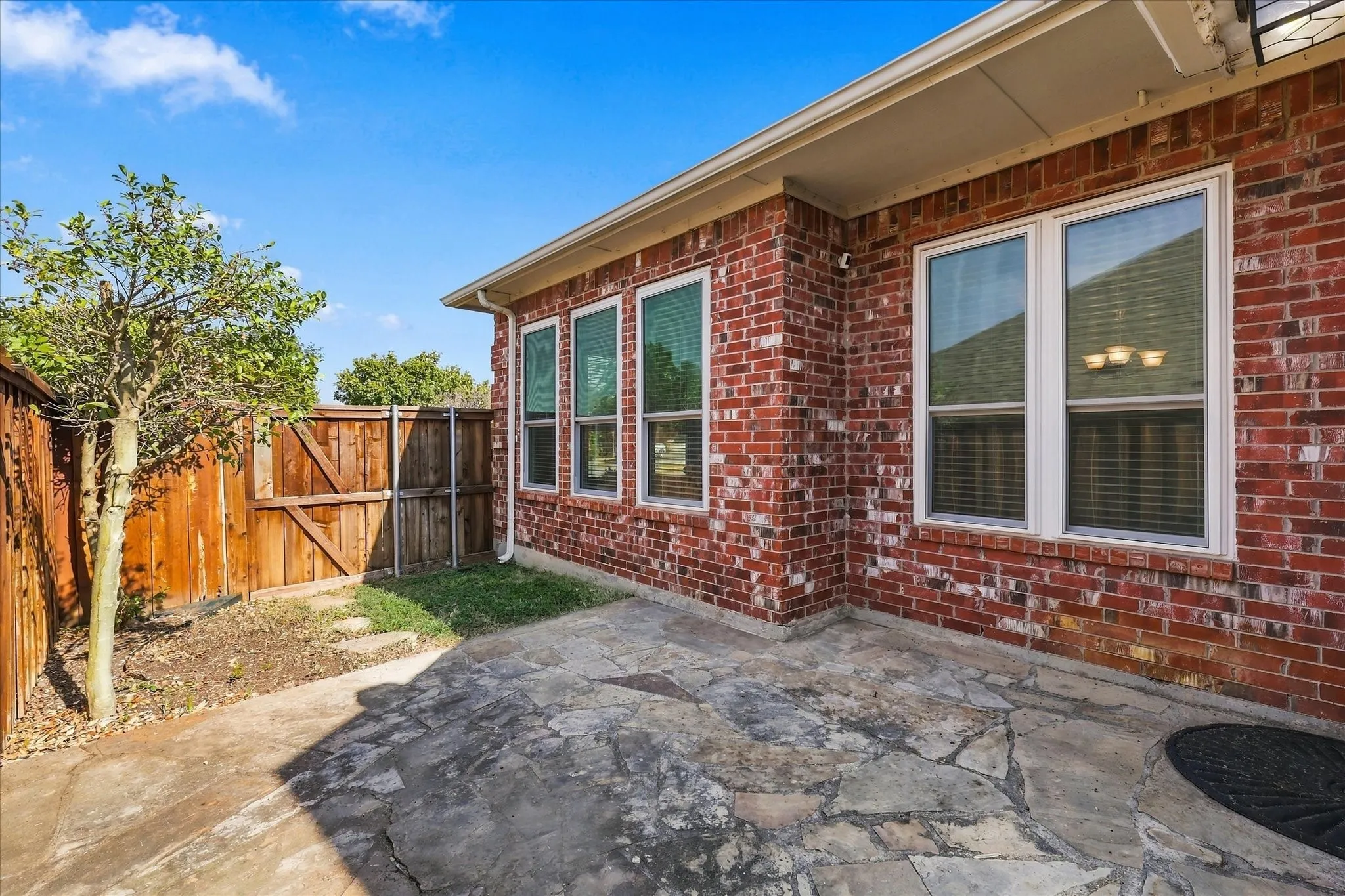 Single Family Residence For Sale in Dallas County , 2540 Plumdale Drive, Carrollton, Texas 75006, 3 Bedroom, 2 Bathroom, 2 Garage spaces, 1,741 Sqft, built in 1993, mls#21389746, Real Estate Agent in Carrollton, Homes For Sale in Dallas county, Homes For Sale in Carrollton, Realtor in Carrollton Texas, Real Estate Brokerage Independent Realty Texas, Luminita Cordes Realtor