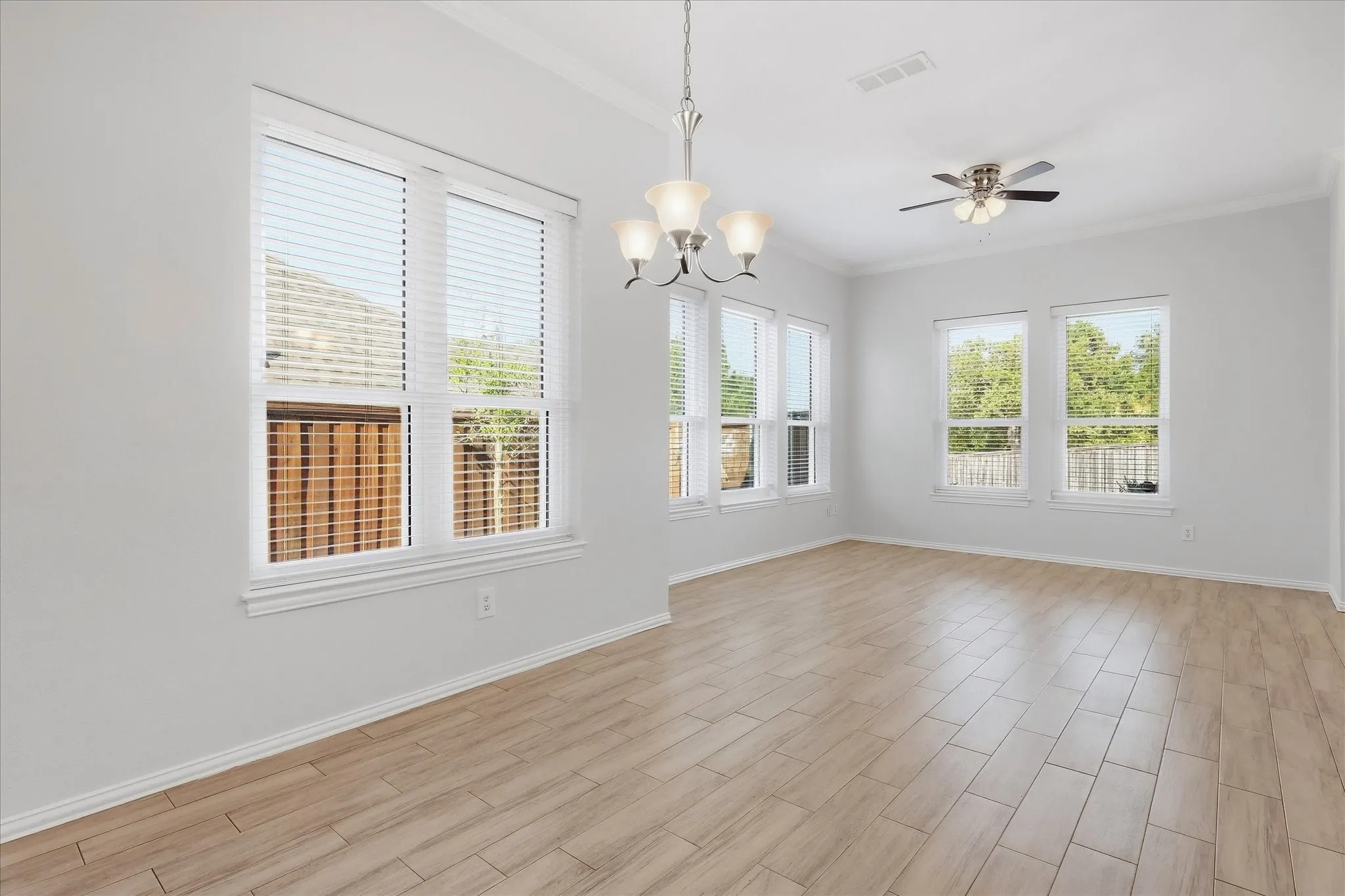 Single Family Residence For Sale in Dallas County , 2540 Plumdale Drive, Carrollton, Texas 75006, 3 Bedroom, 2 Bathroom, 2 Garage spaces, 1,741 Sqft, built in 1993, mls#21389746, Real Estate Agent in Carrollton, Homes For Sale in Dallas county, Homes For Sale in Carrollton, Realtor in Carrollton Texas, Real Estate Brokerage Independent Realty Texas, Luminita Cordes Realtor