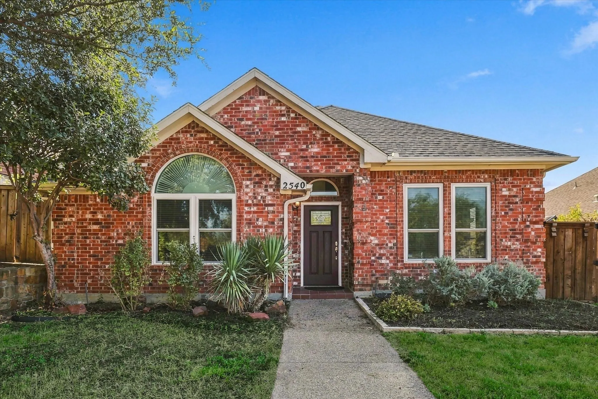 Single Family Residence For Sale in Dallas County , 2540 Plumdale Drive, Carrollton, Texas 75006, 3 Bedroom, 2 Bathroom, 2 Garage spaces, 1,741 Sqft, built in 1993, mls#21389746, Real Estate Agent in Carrollton, Homes For Sale in Dallas county, Homes For Sale in Carrollton, Realtor in Carrollton Texas, Real Estate Brokerage Independent Realty Texas, Luminita Cordes Realtor