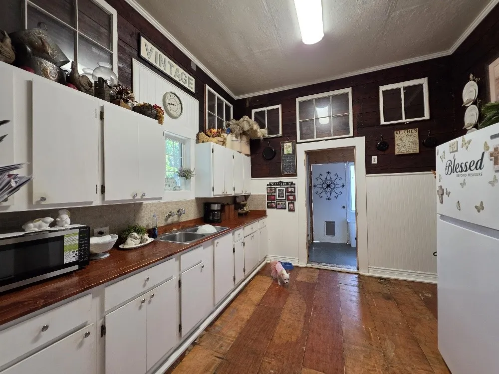 Single Family Residence For Sale in Johnson County , 736 N Robinson Street, Cleburne, Texas 76031, 2 Bedroom, 1 Bathroom, Garage spaces, 1,186 Sqft, built in 0, mls#21390384, Real Estate Agent in Cleburne, Homes For Sale in Johnson county, Homes For Sale in Cleburne, Realtor in Cleburne Texas, Real Estate Brokerage Independent Realty Texas, Luminita Cordes Realtor