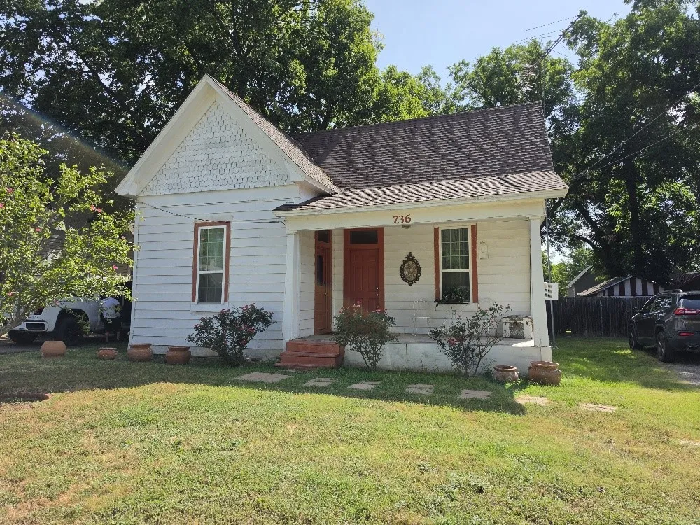 Single Family Residence For Sale in Johnson County , 736 N Robinson Street, Cleburne, Texas 76031, 2 Bedroom, 1 Bathroom, Garage spaces, 1,186 Sqft, built in 0, mls#21390384, Real Estate Agent in Cleburne, Homes For Sale in Johnson county, Homes For Sale in Cleburne, Realtor in Cleburne Texas, Real Estate Brokerage Independent Realty Texas, Luminita Cordes Realtor