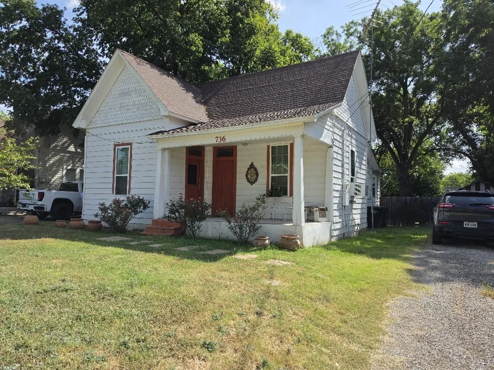 Single Family Residence For Sale in Johnson County , 736 N Robinson Street, Cleburne, Texas 76031, 2 Bedroom, 1 Bathroom, Garage spaces, 1,186 Sqft, built in 0, mls#21390384, Real Estate Agent in Cleburne, Homes For Sale in Johnson county, Homes For Sale in Cleburne, Realtor in Cleburne Texas, Real Estate Brokerage Independent Realty Texas, Luminita Cordes Realtor