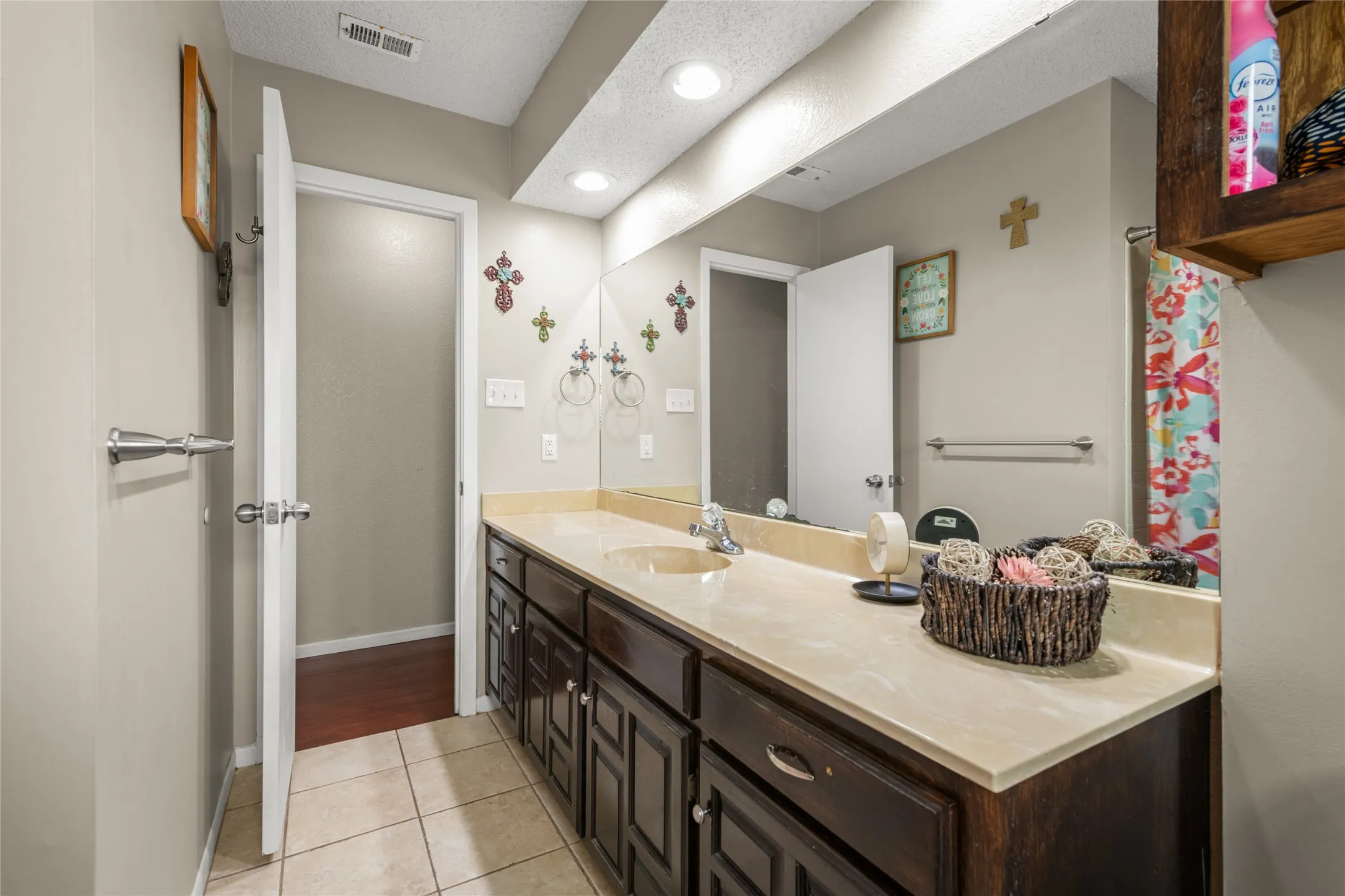 Single Family Residence For Sale in Taylor County , 5241 Meadowick Lane, Abilene, Texas 79606, 3 Bedroom, 2 Bathroom, 2 Garage spaces, 1,708 Sqft, built in 1982, mls#21389939, Real Estate Agent in Abilene, Homes For Sale in Taylor county, Homes For Sale in Abilene, Realtor in Abilene Texas, Real Estate Brokerage Independent Realty Texas, Luminita Cordes Realtor